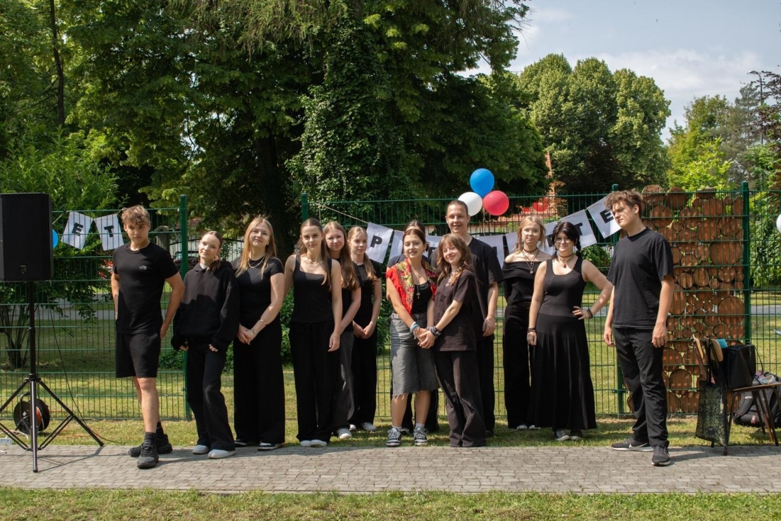 Zdjęcie w galerii na portalu naszraciborz.pl: Baguette et pirouette – piknik frankofoński w ZSO nr 1 w Raciborzu wiadomości z regionu