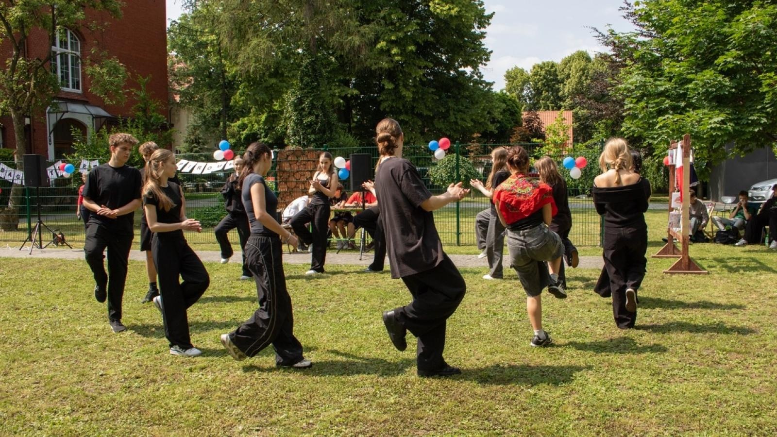 Zdjęcie w galerii na portalu naszraciborz.pl: Baguette et pirouette – piknik frankofoński w ZSO nr 1 w Raciborzu wiadomości z regionu