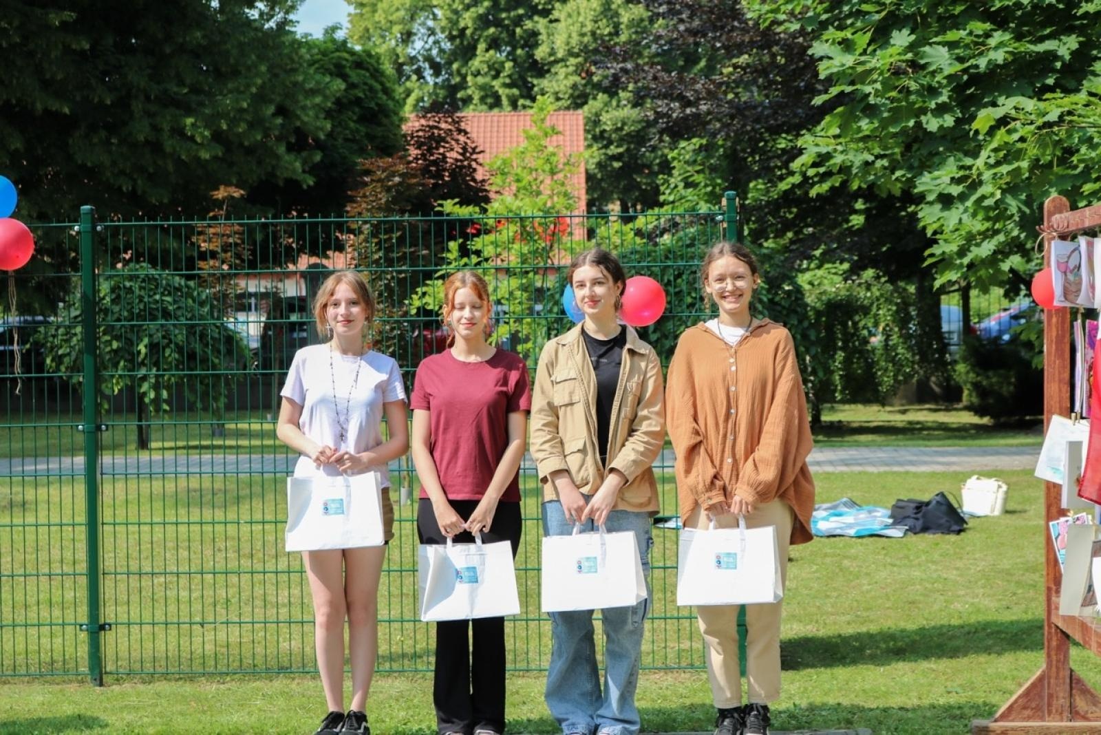 Zdjęcie w galerii na portalu naszraciborz.pl: Baguette et pirouette – piknik frankofoński w ZSO nr 1 w Raciborzu wiadomości z regionu