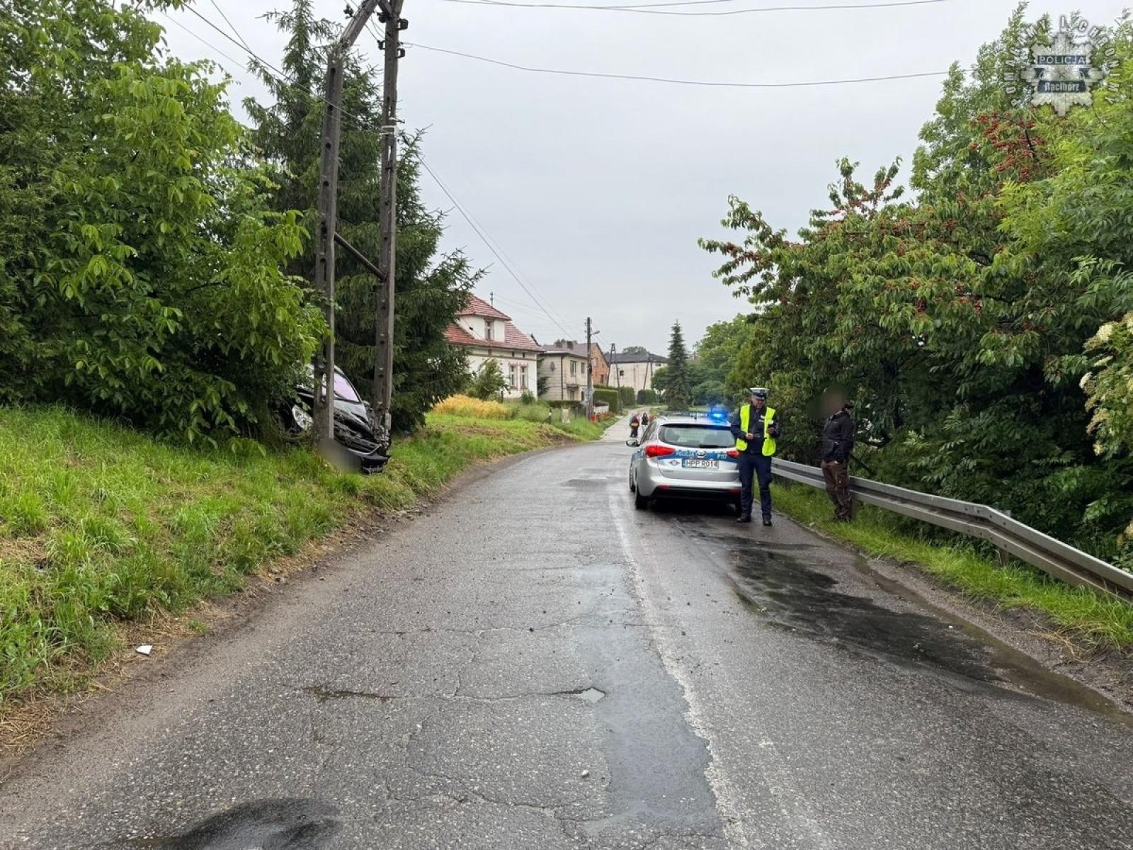 Zdjęcie w galerii na portalu naszraciborz.pl: Nietrzeźwy kierowca uderzył w słup energetyczny w Brzeźnicy – miał blisko 1,5 promila [FOTO] wiadomości z regionu