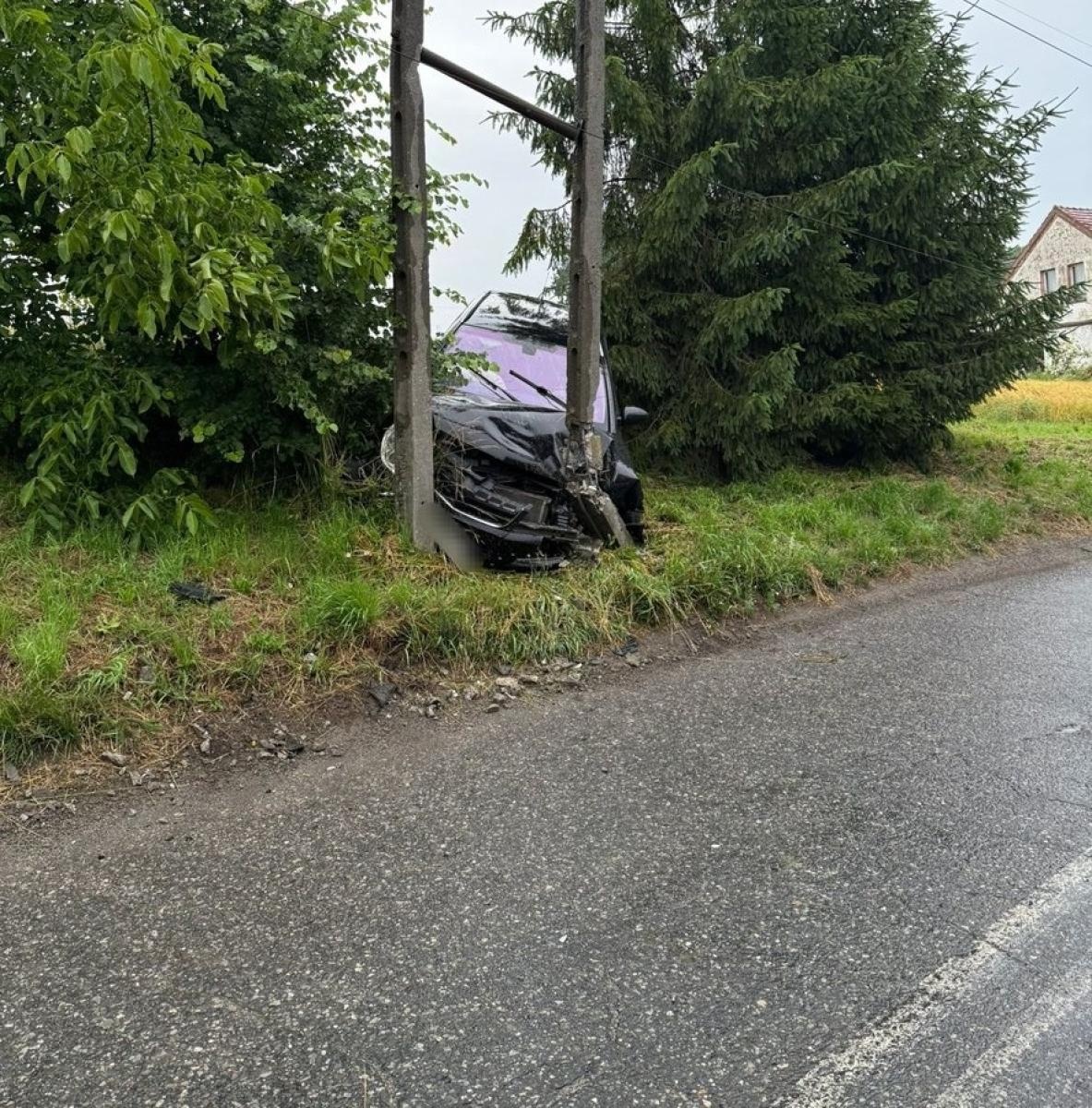 Zdjęcie w galerii na portalu naszraciborz.pl: Nietrzeźwy kierowca uderzył w słup energetyczny w Brzeźnicy – miał blisko 1,5 promila [FOTO] wiadomości z regionu