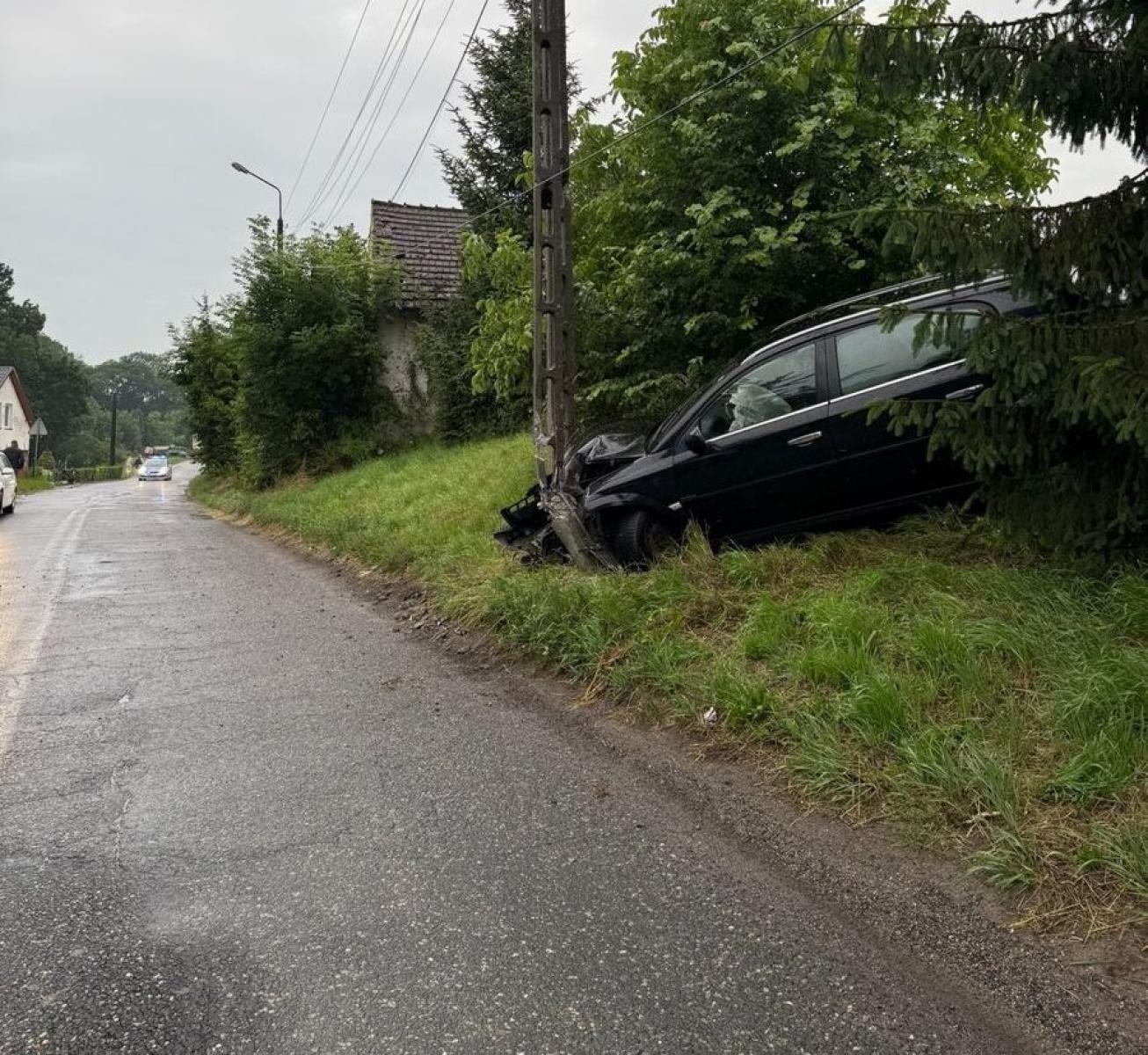 Zdjęcie w galerii na portalu naszraciborz.pl: Nietrzeźwy kierowca uderzył w słup energetyczny w Brzeźnicy – miał blisko 1,5 promila [FOTO] wiadomości z regionu