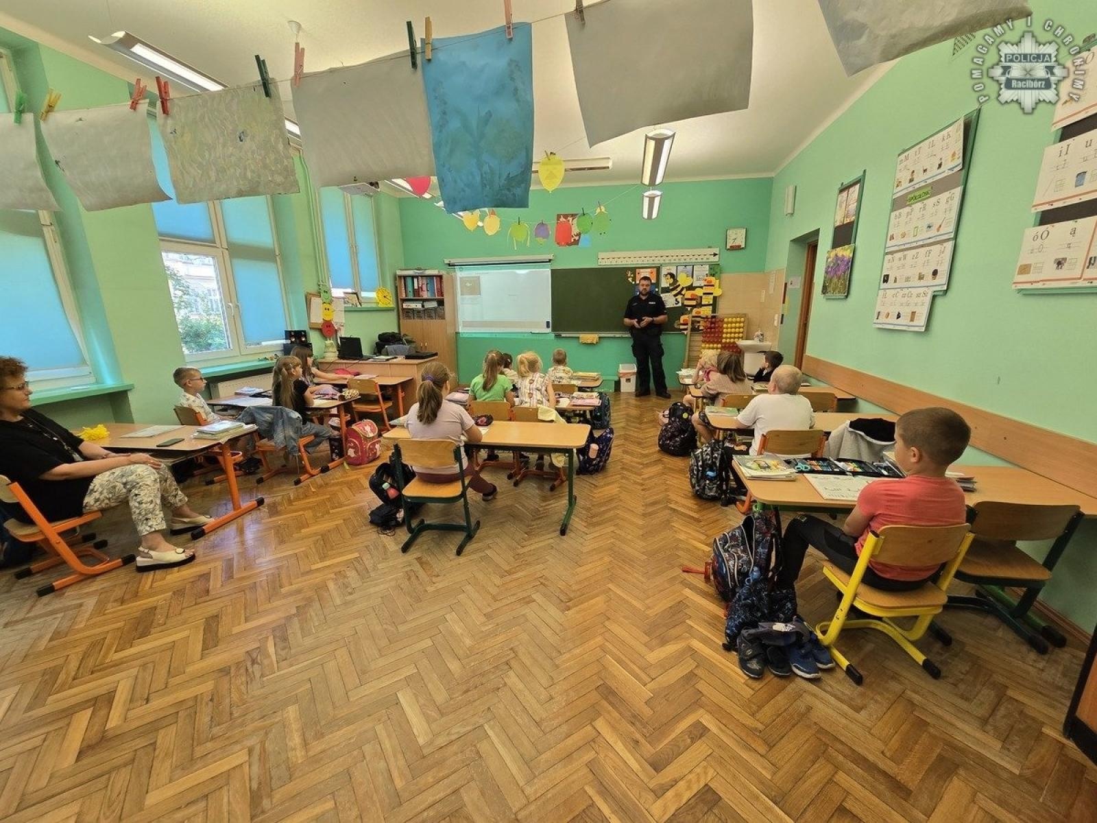 Zdjęcie w galerii na portalu naszraciborz.pl: Mundurowi wśród najmłodszych. Lekcja bezpieczeństwa z policjantami w SP 13 wiadomości z regionu