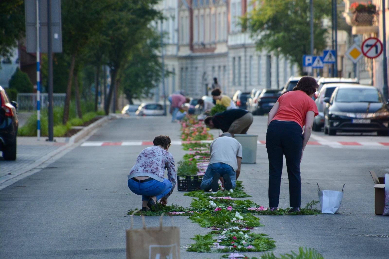 Zdjęcie w galerii na portalu naszraciborz.pl: Racibórz i powiat gotowy na Boże Ciało. Procesje, kwietne dywany i nowa trasa w parafii WNMP [FOTO i WIDEO] wiadomości z regionu