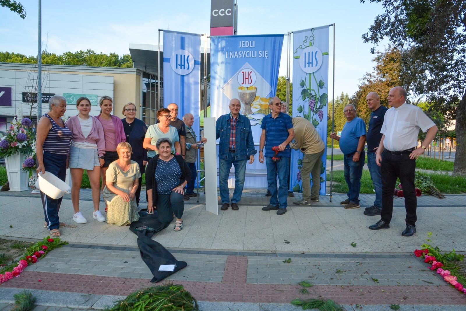 Zdjęcie w galerii na portalu naszraciborz.pl: Racibórz i powiat gotowy na Boże Ciało. Procesje, kwietne dywany i nowa trasa w parafii WNMP [FOTO i WIDEO] wiadomości z regionu