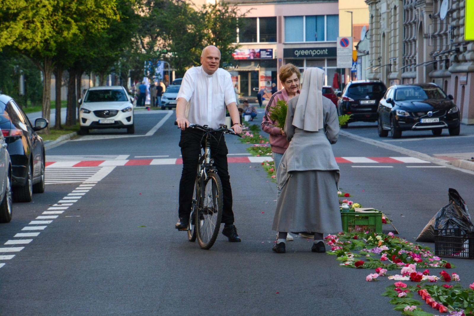 Zdjęcie w galerii na portalu naszraciborz.pl: Racibórz i powiat gotowy na Boże Ciało. Procesje, kwietne dywany i nowa trasa w parafii WNMP [FOTO i WIDEO] wiadomości z regionu