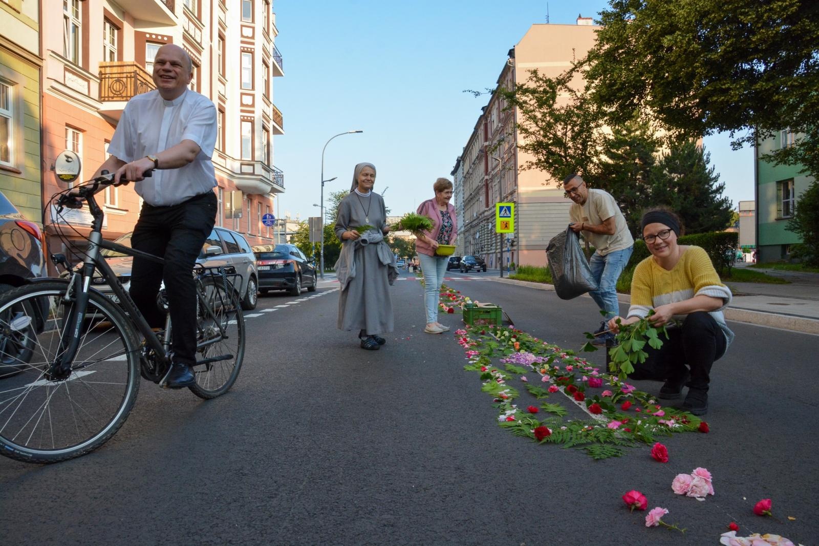 Zdjęcie w galerii na portalu naszraciborz.pl: Racibórz i powiat gotowy na Boże Ciało. Procesje, kwietne dywany i nowa trasa w parafii WNMP [FOTO i WIDEO] wiadomości z regionu