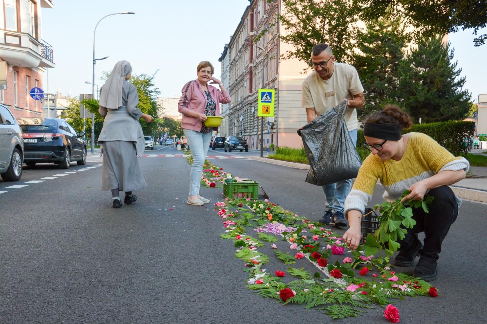 Zdjęcie w galerii na portalu naszraciborz.pl: Racibórz i powiat gotowy na Boże Ciało. Procesje, kwietne dywany i nowa trasa w parafii WNMP [FOTO i WIDEO] wiadomości z regionu