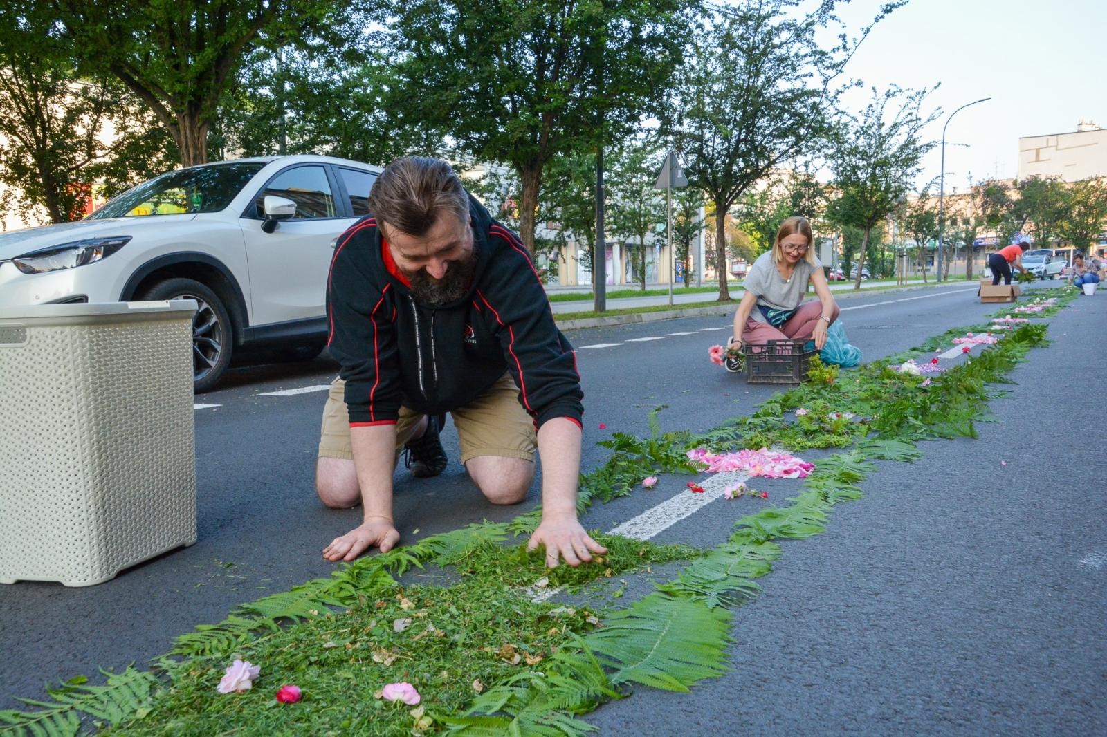 Zdjęcie w galerii na portalu naszraciborz.pl: Racibórz i powiat gotowy na Boże Ciało. Procesje, kwietne dywany i nowa trasa w parafii WNMP [FOTO i WIDEO] wiadomości z regionu
