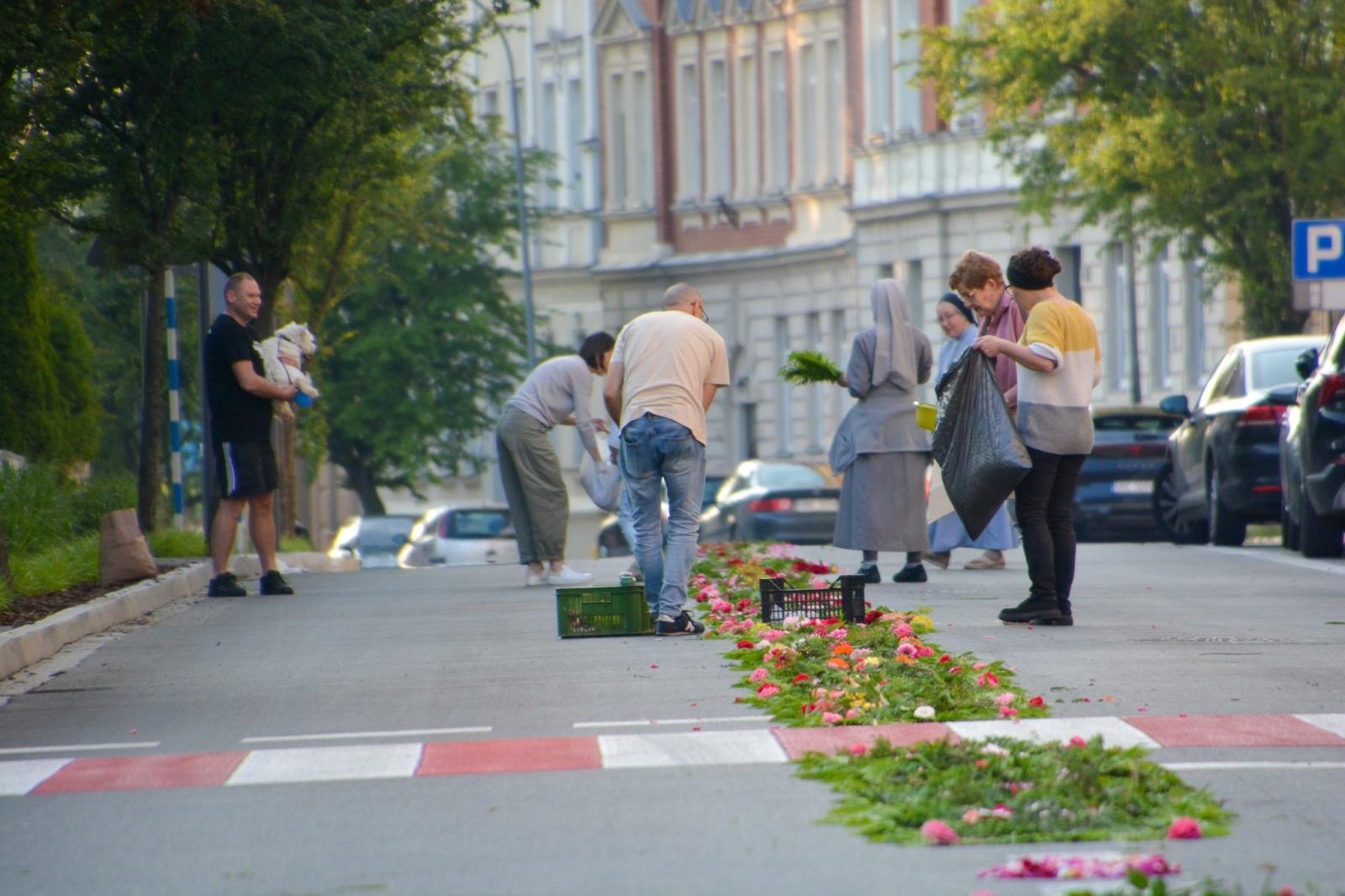 Zdjęcie w galerii na portalu naszraciborz.pl: Racibórz i powiat gotowy na Boże Ciało. Procesje, kwietne dywany i nowa trasa w parafii WNMP [FOTO i WIDEO] wiadomości z regionu