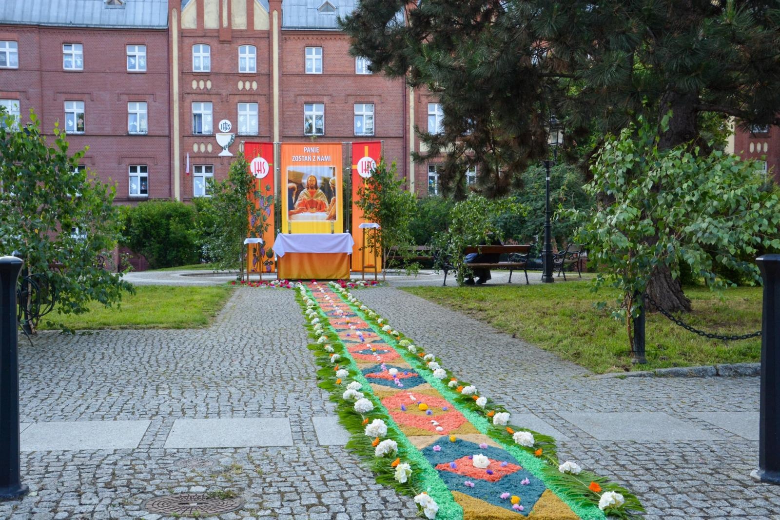 Zdjęcie w galerii na portalu naszraciborz.pl: Racibórz i powiat gotowy na Boże Ciało. Procesje, kwietne dywany i nowa trasa w parafii WNMP [FOTO i WIDEO] wiadomości z regionu