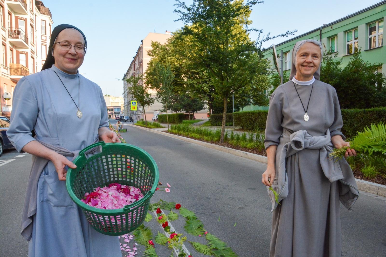 Zdjęcie w galerii na portalu naszraciborz.pl: Racibórz i powiat gotowy na Boże Ciało. Procesje, kwietne dywany i nowa trasa w parafii WNMP [FOTO i WIDEO] wiadomości z regionu