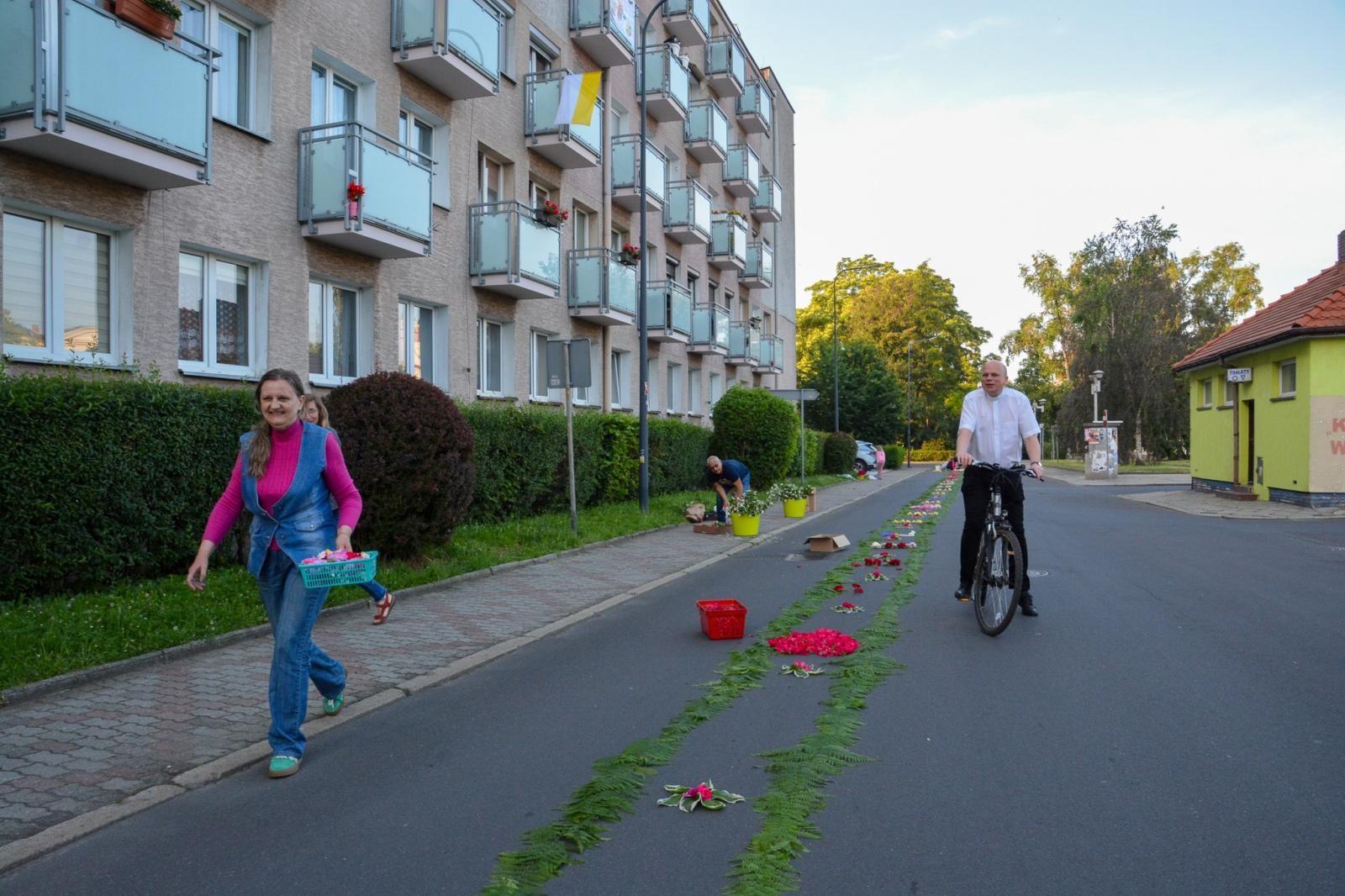 Zdjęcie w galerii na portalu naszraciborz.pl: Racibórz i powiat gotowy na Boże Ciało. Procesje, kwietne dywany i nowa trasa w parafii WNMP [FOTO i WIDEO] wiadomości z regionu