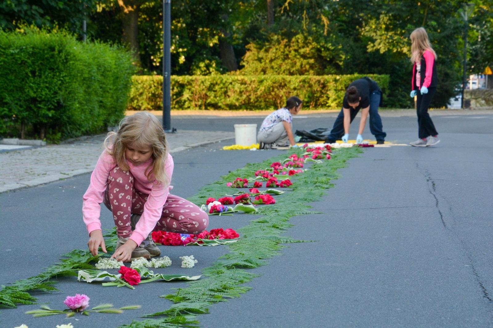 Zdjęcie w galerii na portalu naszraciborz.pl: Racibórz i powiat gotowy na Boże Ciało. Procesje, kwietne dywany i nowa trasa w parafii WNMP [FOTO i WIDEO] wiadomości z regionu