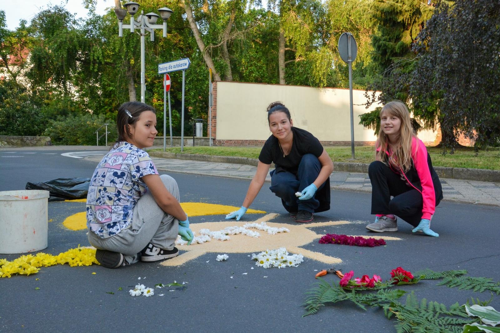 Zdjęcie w galerii na portalu naszraciborz.pl: Racibórz i powiat gotowy na Boże Ciało. Procesje, kwietne dywany i nowa trasa w parafii WNMP [FOTO i WIDEO] wiadomości z regionu