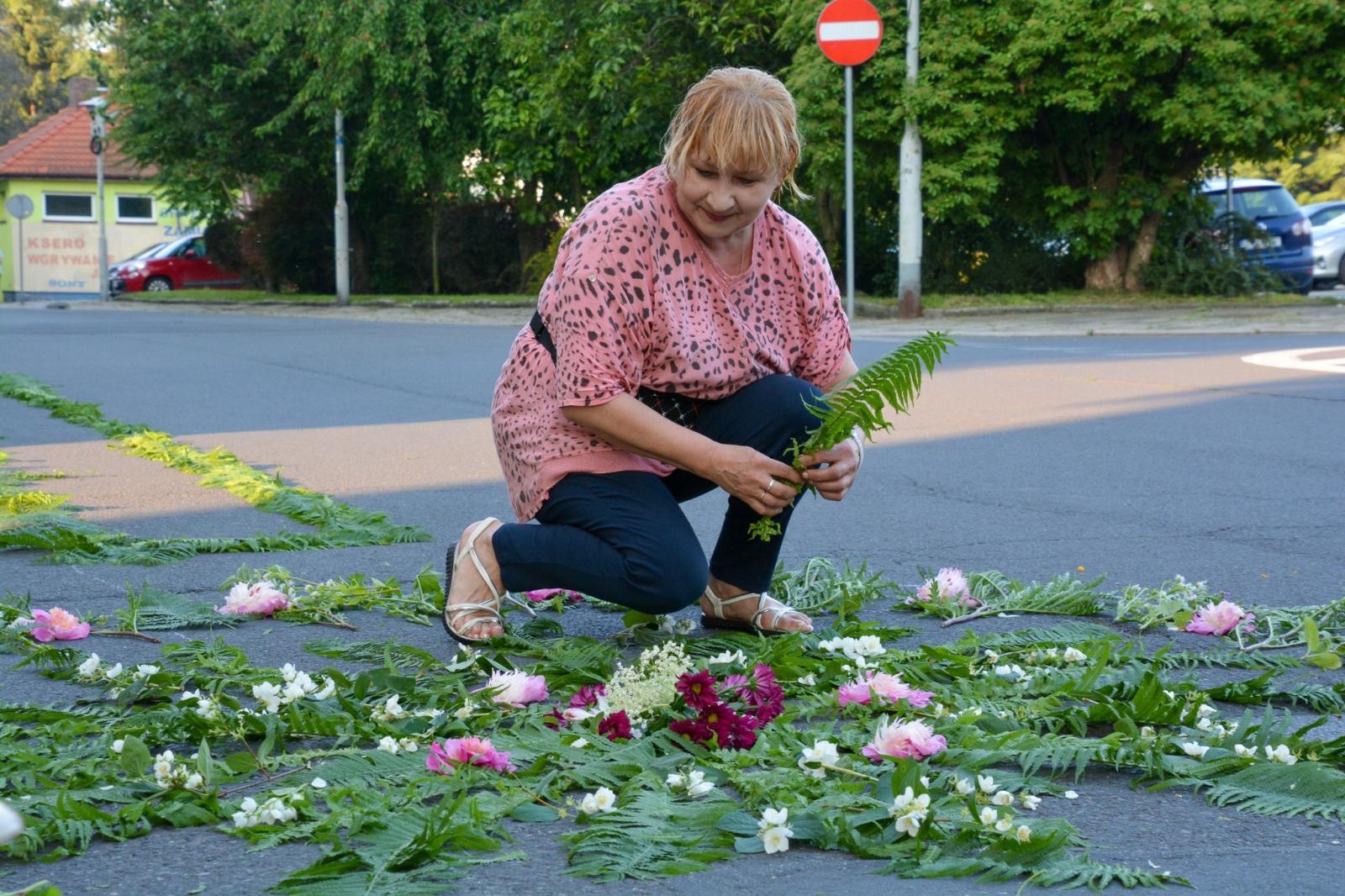 Zdjęcie w galerii na portalu naszraciborz.pl: Racibórz i powiat gotowy na Boże Ciało. Procesje, kwietne dywany i nowa trasa w parafii WNMP [FOTO i WIDEO] wiadomości z regionu