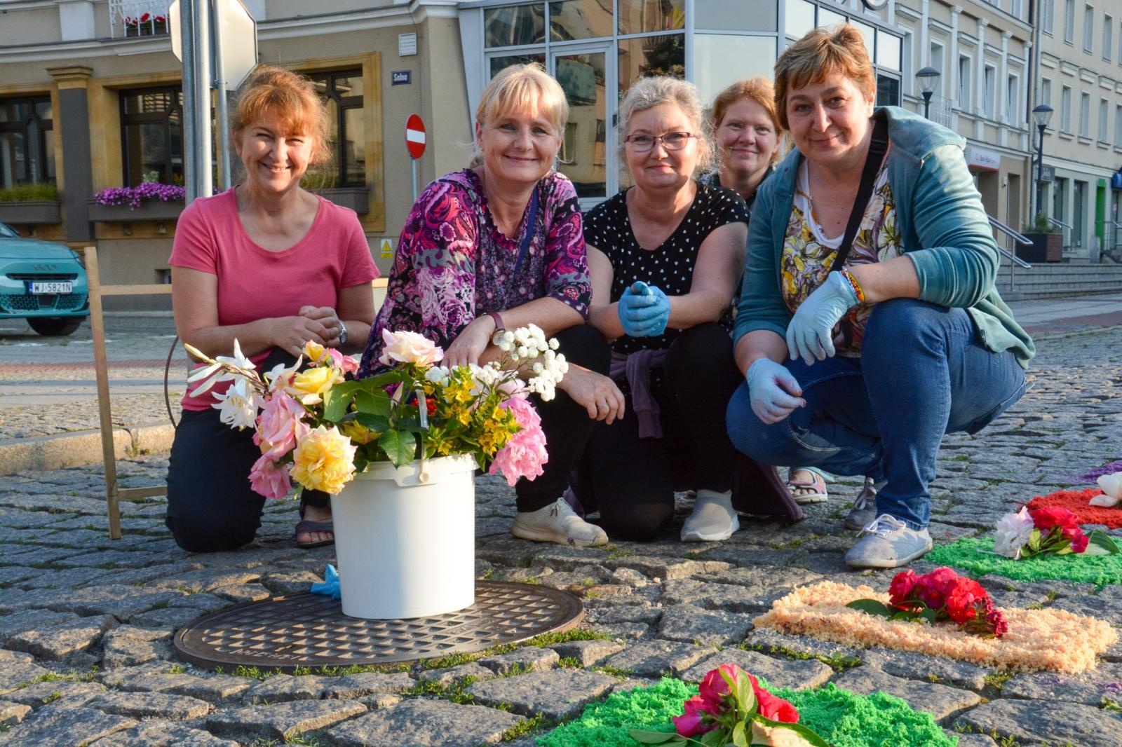 Zdjęcie w galerii na portalu naszraciborz.pl: Racibórz i powiat gotowy na Boże Ciało. Procesje, kwietne dywany i nowa trasa w parafii WNMP [FOTO i WIDEO] wiadomości z regionu