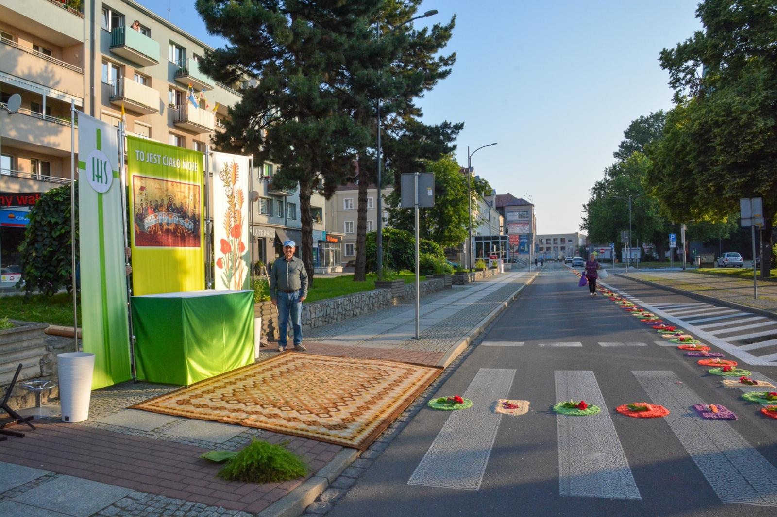 Zdjęcie w galerii na portalu naszraciborz.pl: Racibórz i powiat gotowy na Boże Ciało. Procesje, kwietne dywany i nowa trasa w parafii WNMP [FOTO i WIDEO] wiadomości z regionu