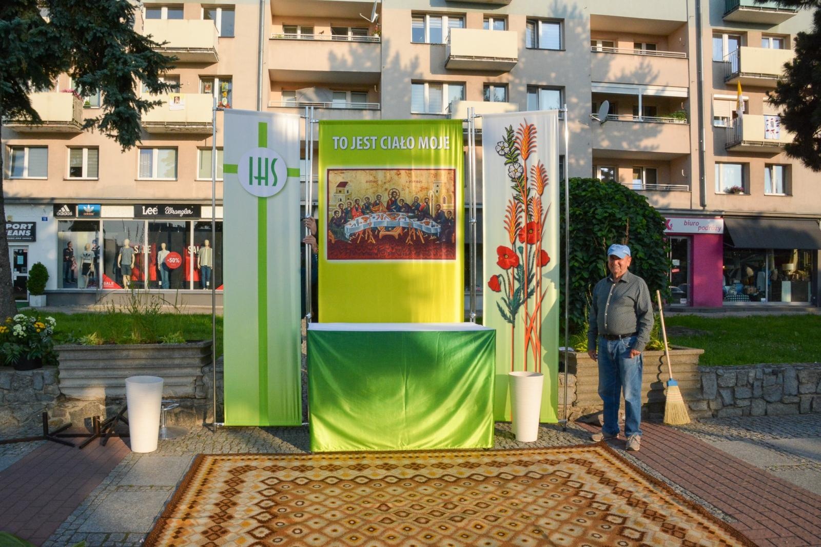 Zdjęcie w galerii na portalu naszraciborz.pl: Racibórz i powiat gotowy na Boże Ciało. Procesje, kwietne dywany i nowa trasa w parafii WNMP [FOTO i WIDEO] wiadomości z regionu