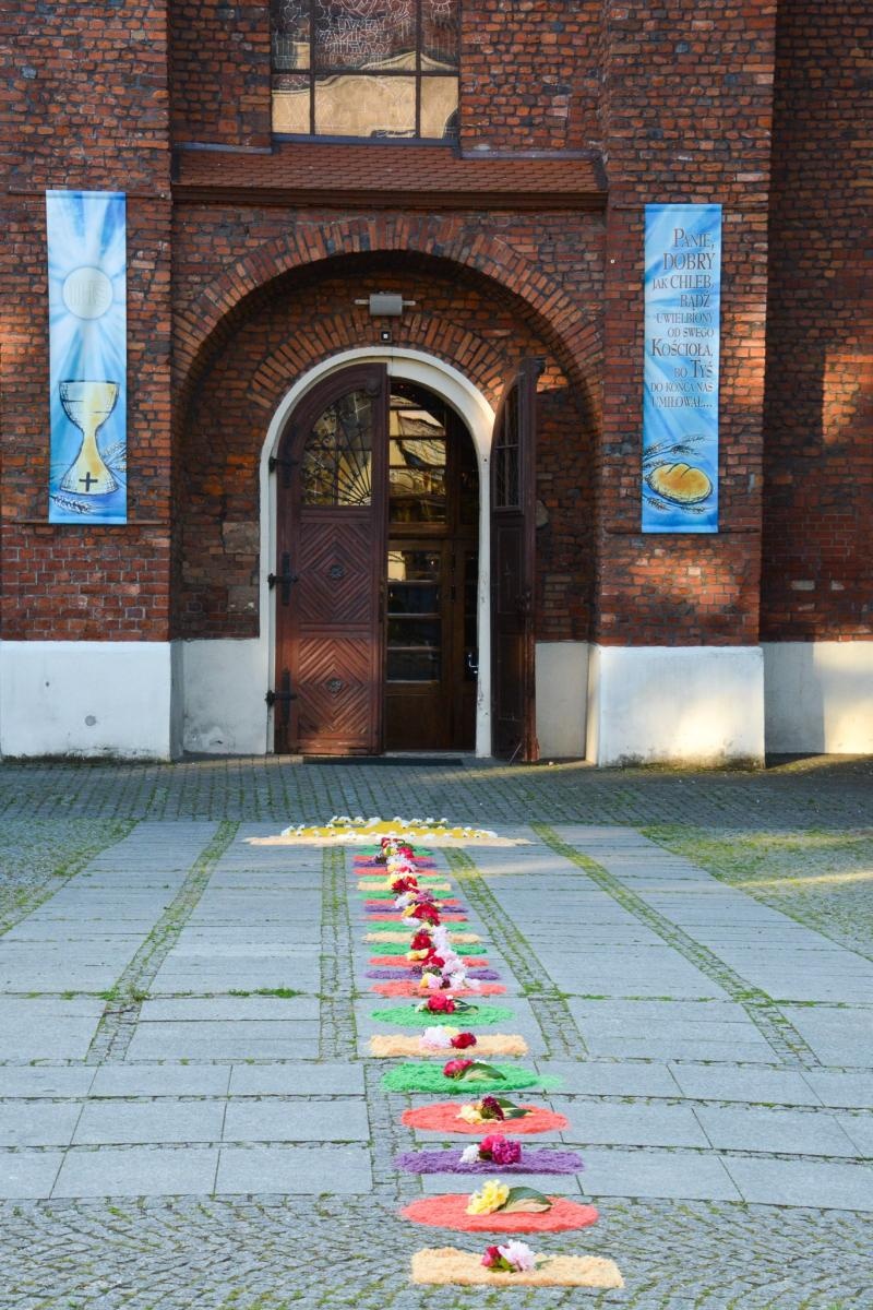 Zdjęcie w galerii na portalu naszraciborz.pl: Racibórz i powiat gotowy na Boże Ciało. Procesje, kwietne dywany i nowa trasa w parafii WNMP [FOTO i WIDEO] wiadomości z regionu