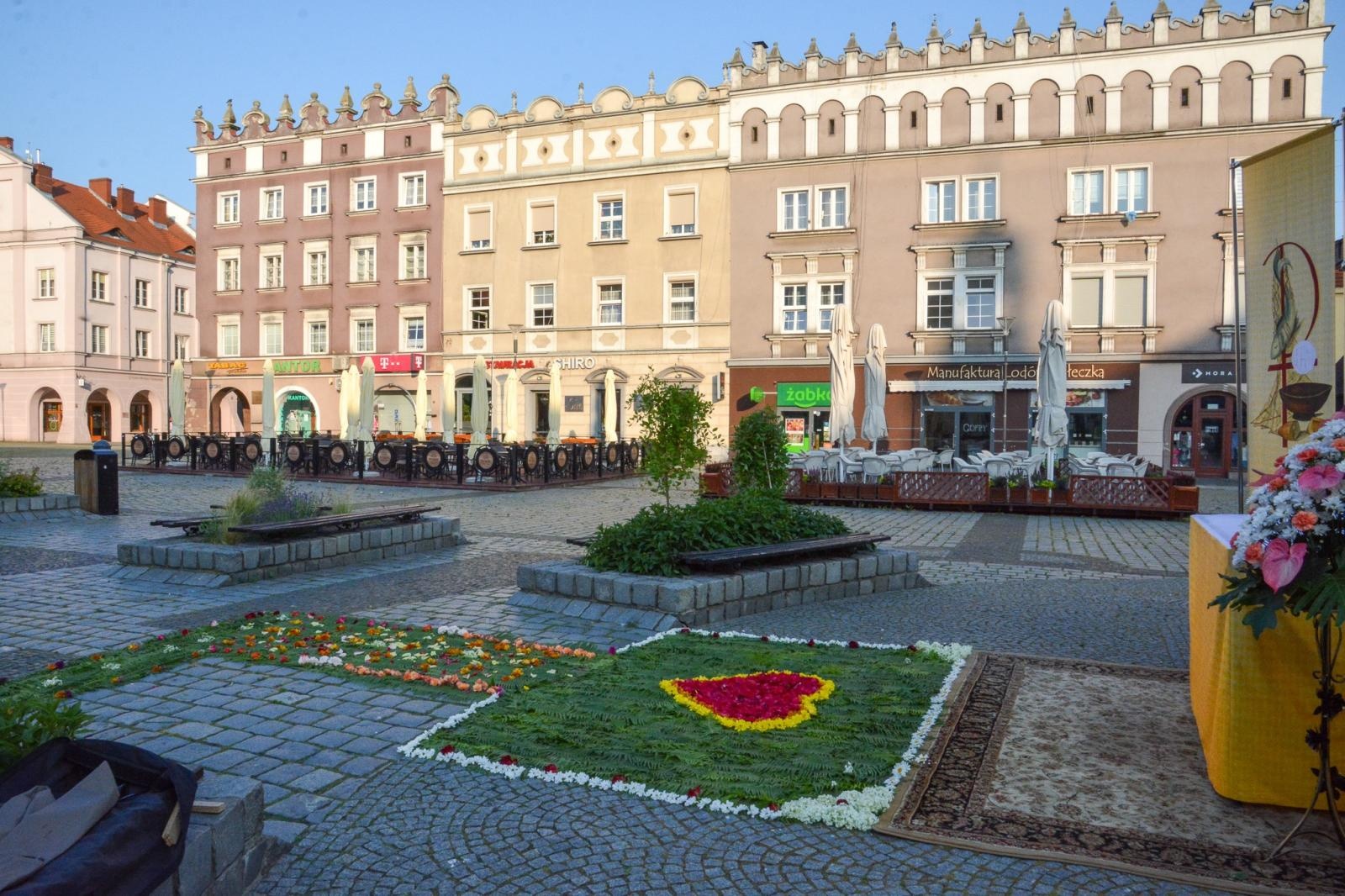 Zdjęcie w galerii na portalu naszraciborz.pl: Racibórz i powiat gotowy na Boże Ciało. Procesje, kwietne dywany i nowa trasa w parafii WNMP [FOTO i WIDEO] wiadomości z regionu