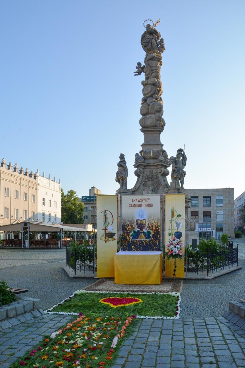 Zdjęcie w galerii na portalu naszraciborz.pl: Racibórz i powiat gotowy na Boże Ciało. Procesje, kwietne dywany i nowa trasa w parafii WNMP [FOTO i WIDEO] wiadomości z regionu