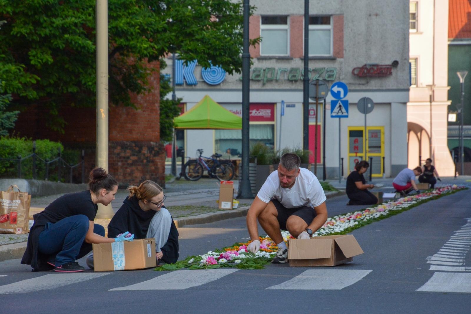 Zdjęcie w galerii na portalu naszraciborz.pl: Racibórz i powiat gotowy na Boże Ciało. Procesje, kwietne dywany i nowa trasa w parafii WNMP [FOTO i WIDEO] wiadomości z regionu
