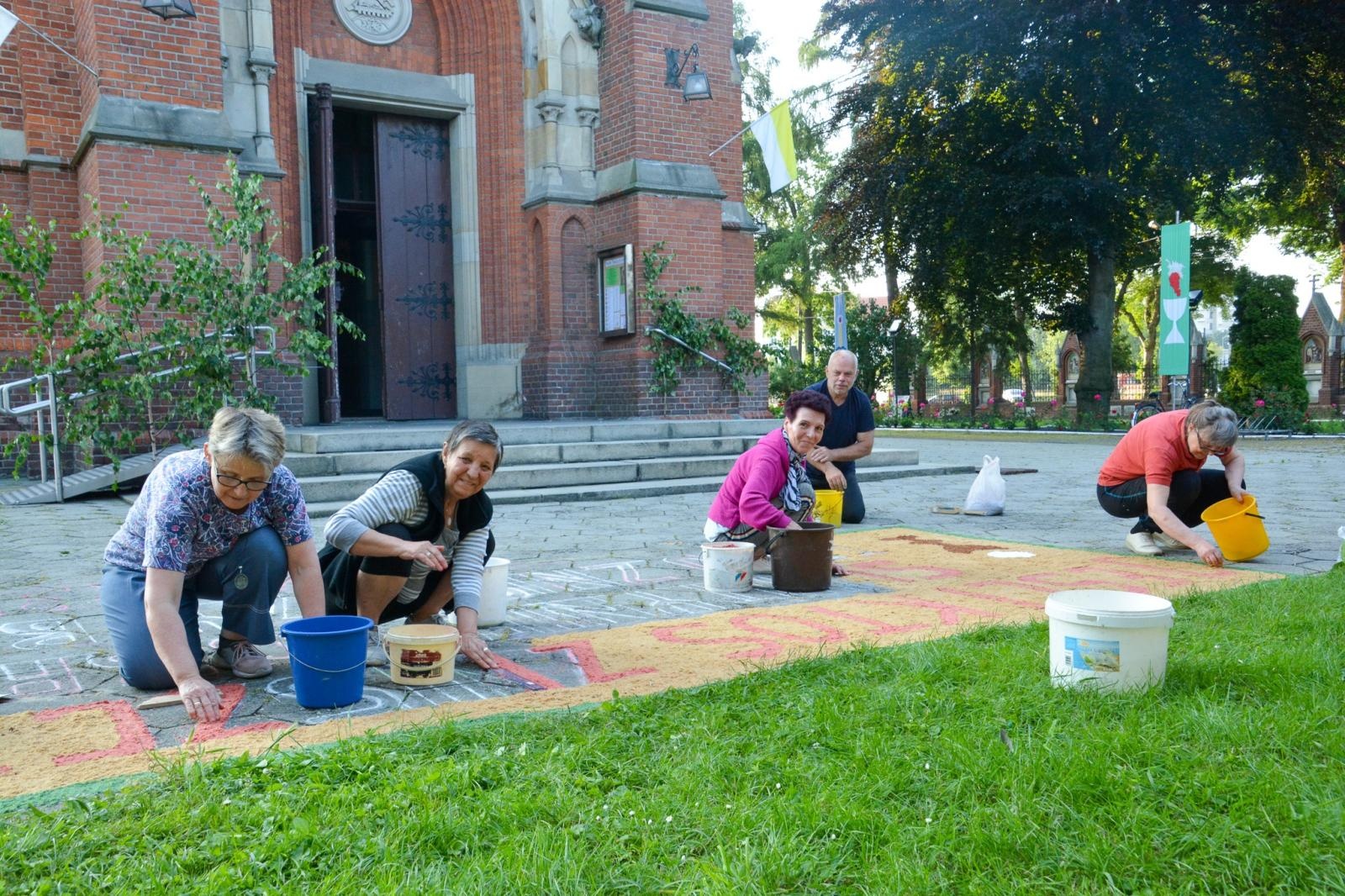 Zdjęcie w galerii na portalu naszraciborz.pl: Racibórz i powiat gotowy na Boże Ciało. Procesje, kwietne dywany i nowa trasa w parafii WNMP [FOTO i WIDEO] wiadomości z regionu