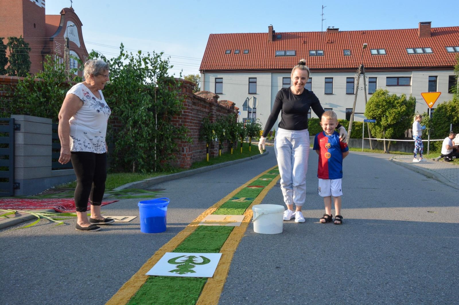 Zdjęcie w galerii na portalu naszraciborz.pl: Racibórz i powiat gotowy na Boże Ciało. Procesje, kwietne dywany i nowa trasa w parafii WNMP [FOTO i WIDEO] wiadomości z regionu