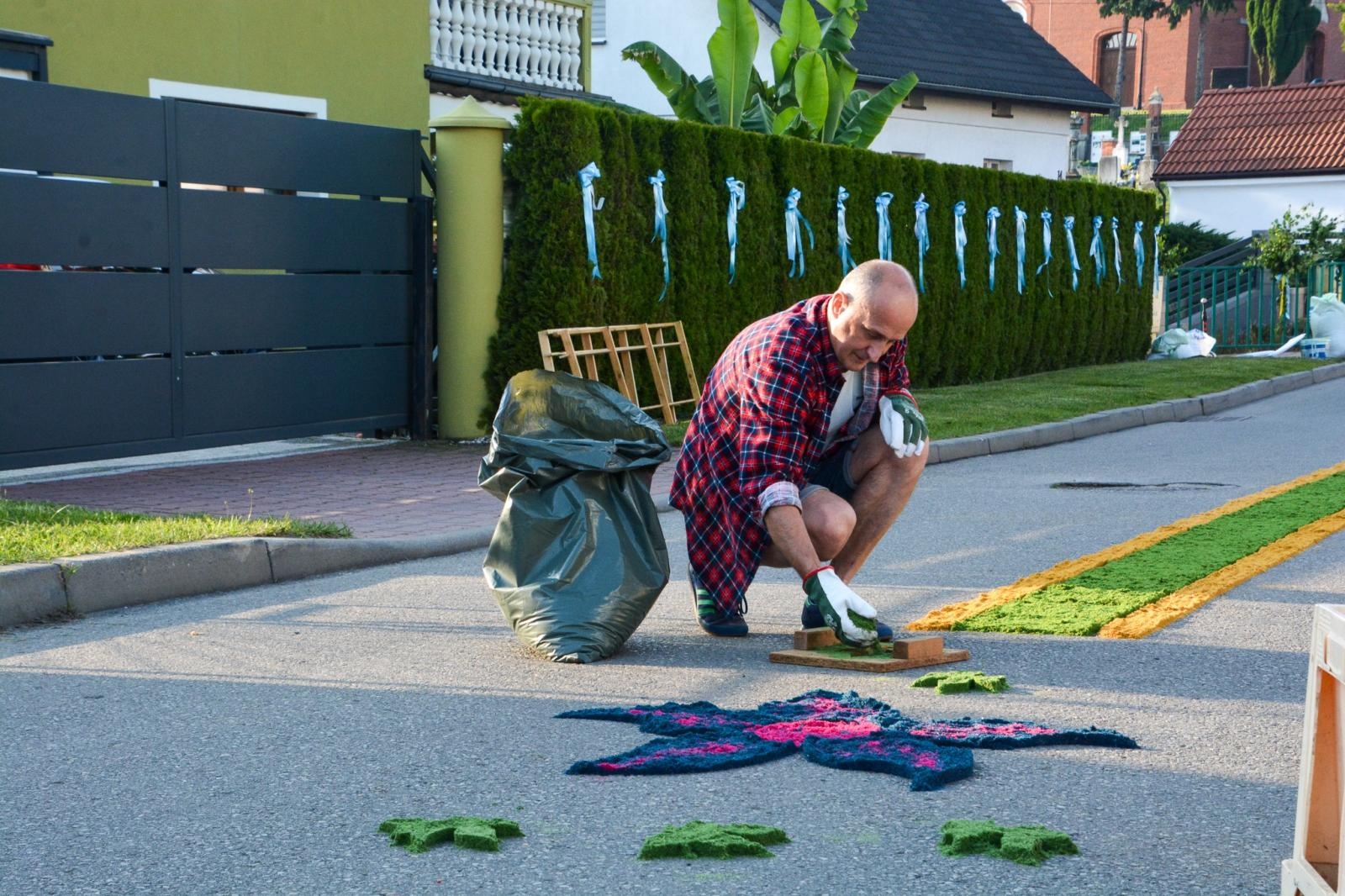 Zdjęcie w galerii na portalu naszraciborz.pl: Racibórz i powiat gotowy na Boże Ciało. Procesje, kwietne dywany i nowa trasa w parafii WNMP [FOTO i WIDEO] wiadomości z regionu