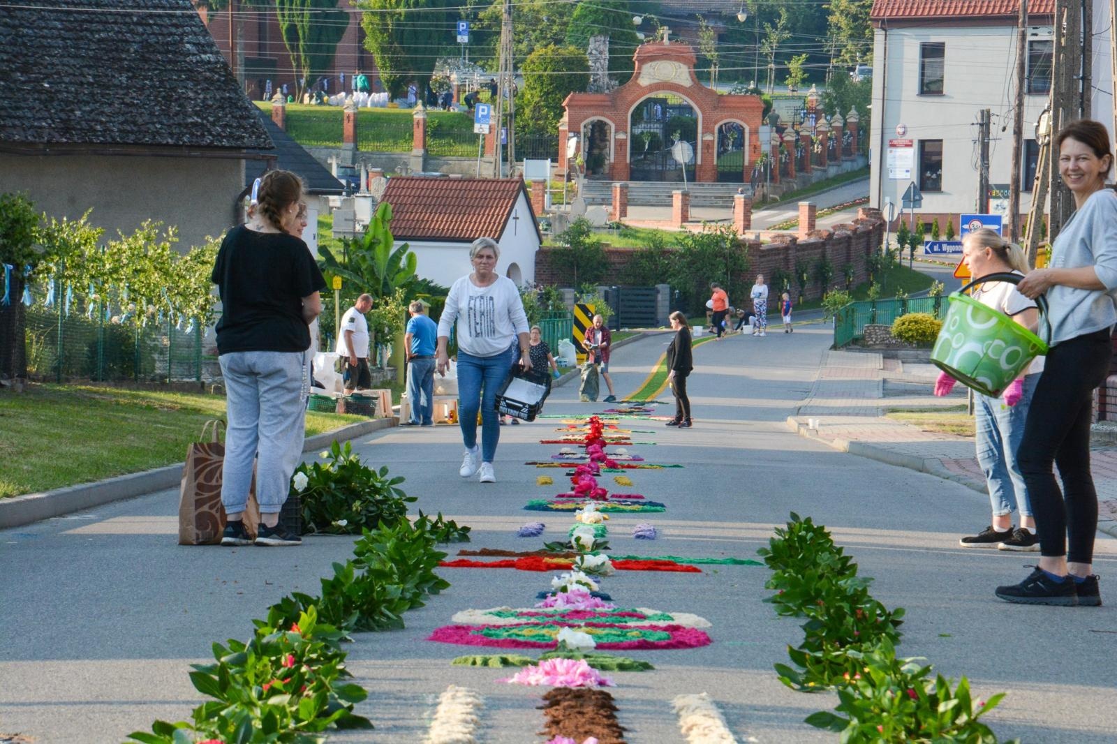 Zdjęcie w galerii na portalu naszraciborz.pl: Racibórz i powiat gotowy na Boże Ciało. Procesje, kwietne dywany i nowa trasa w parafii WNMP [FOTO i WIDEO] wiadomości z regionu