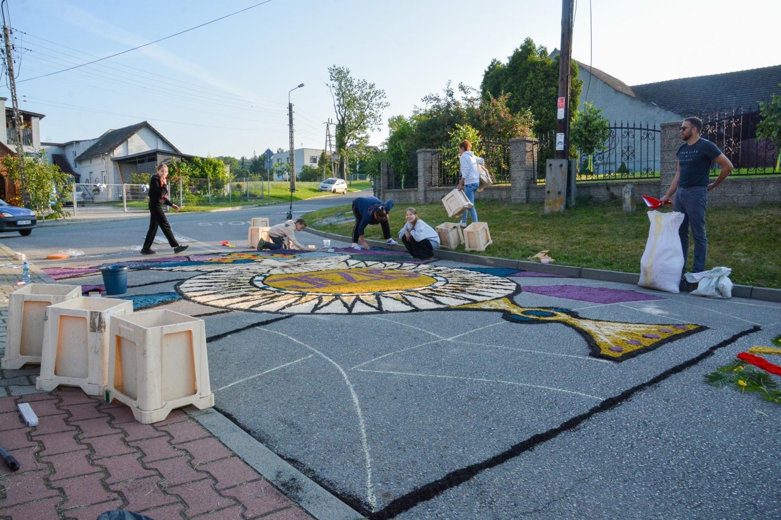 Zdjęcie w galerii na portalu naszraciborz.pl: Racibórz i powiat gotowy na Boże Ciało. Procesje, kwietne dywany i nowa trasa w parafii WNMP [FOTO i WIDEO] wiadomości z regionu