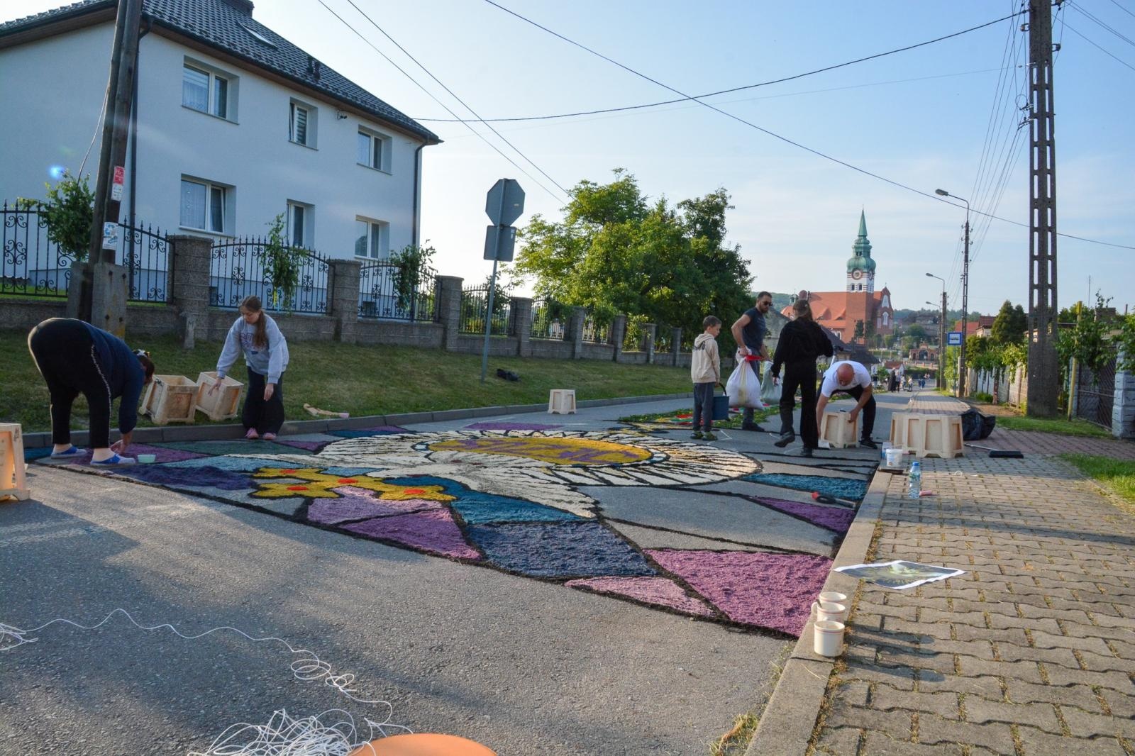 Zdjęcie w galerii na portalu naszraciborz.pl: Racibórz i powiat gotowy na Boże Ciało. Procesje, kwietne dywany i nowa trasa w parafii WNMP [FOTO i WIDEO] wiadomości z regionu