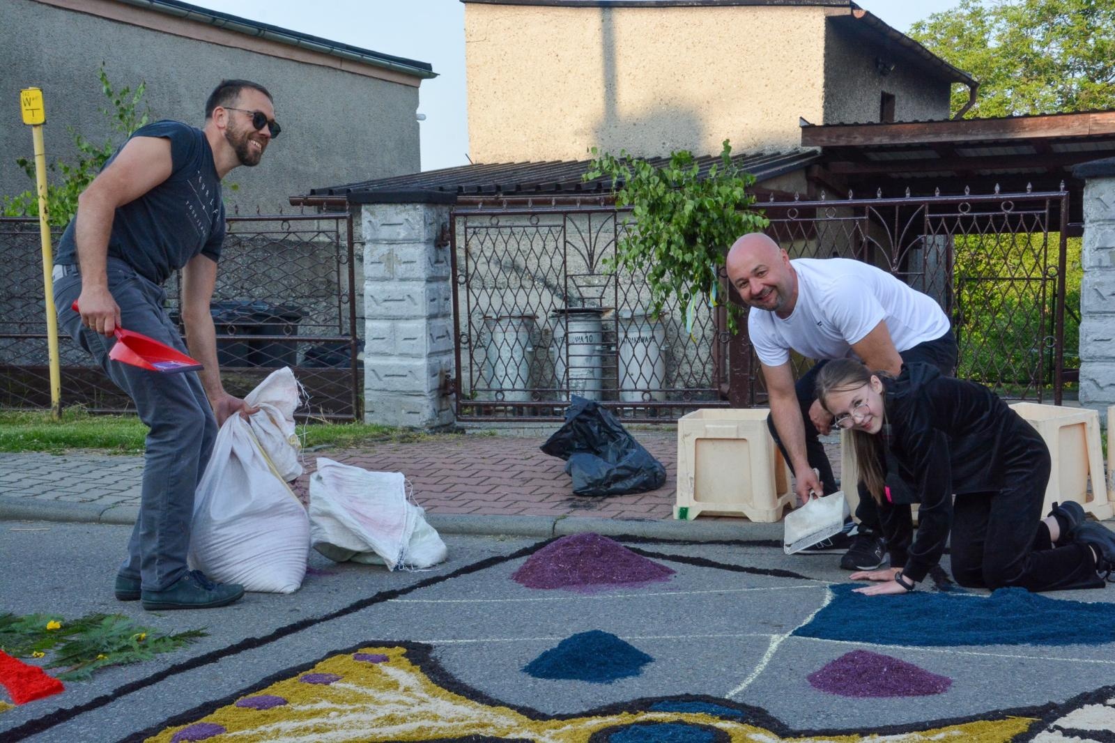 Zdjęcie w galerii na portalu naszraciborz.pl: Racibórz i powiat gotowy na Boże Ciało. Procesje, kwietne dywany i nowa trasa w parafii WNMP [FOTO i WIDEO] wiadomości z regionu