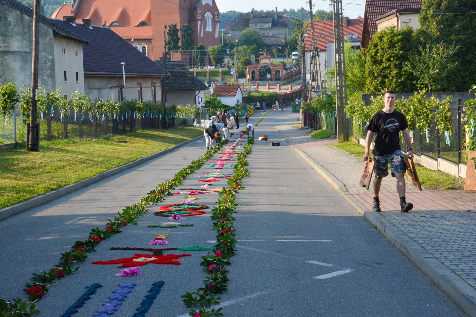 Zdjęcie w galerii na portalu naszraciborz.pl: Racibórz i powiat gotowy na Boże Ciało. Procesje, kwietne dywany i nowa trasa w parafii WNMP [FOTO i WIDEO] wiadomości z regionu