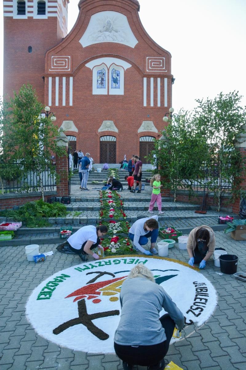 Zdjęcie w galerii na portalu naszraciborz.pl: Racibórz i powiat gotowy na Boże Ciało. Procesje, kwietne dywany i nowa trasa w parafii WNMP [FOTO i WIDEO] wiadomości z regionu