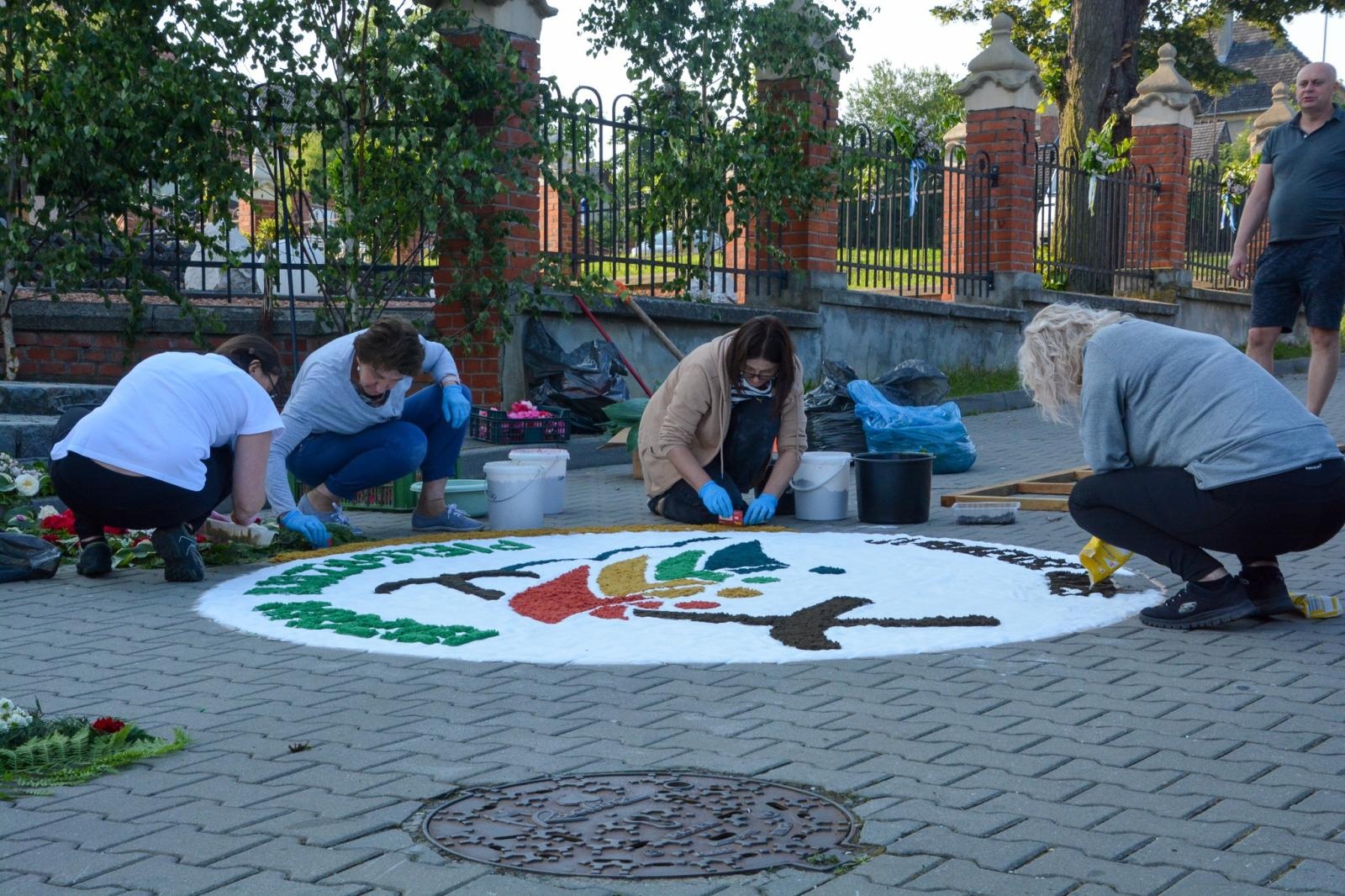 Zdjęcie w galerii na portalu naszraciborz.pl: Racibórz i powiat gotowy na Boże Ciało. Procesje, kwietne dywany i nowa trasa w parafii WNMP [FOTO i WIDEO] wiadomości z regionu