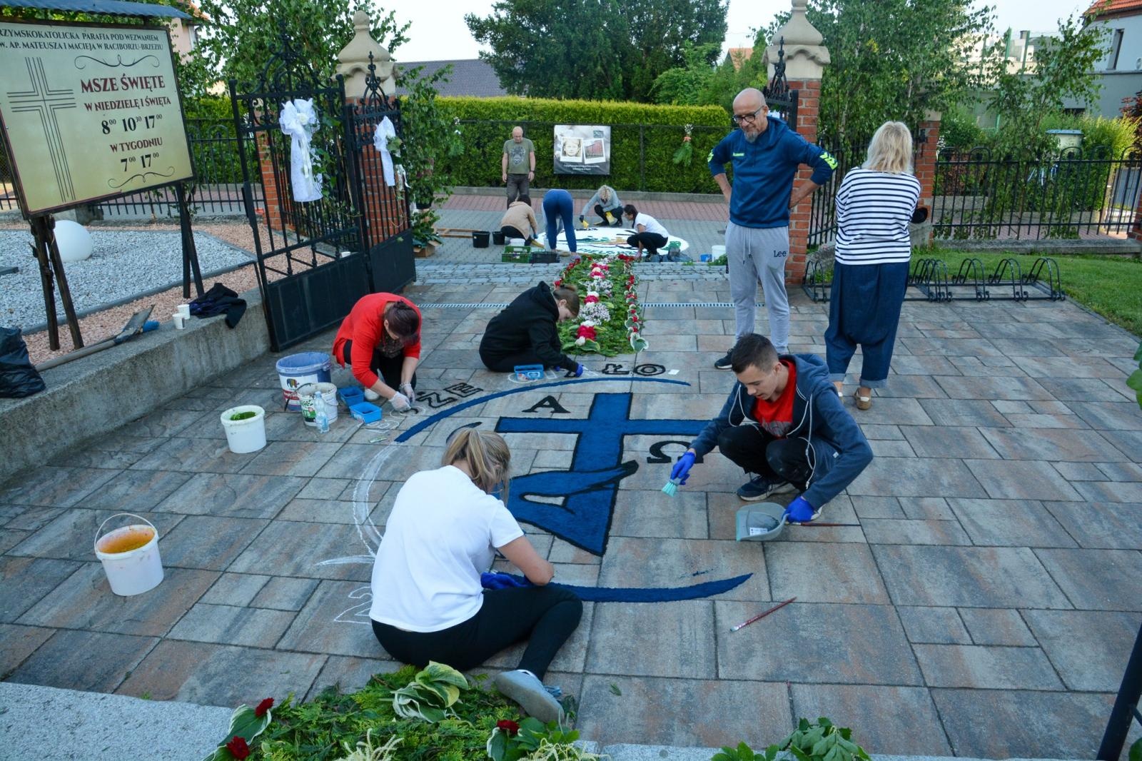 Zdjęcie w galerii na portalu naszraciborz.pl: Racibórz i powiat gotowy na Boże Ciało. Procesje, kwietne dywany i nowa trasa w parafii WNMP [FOTO i WIDEO] wiadomości z regionu