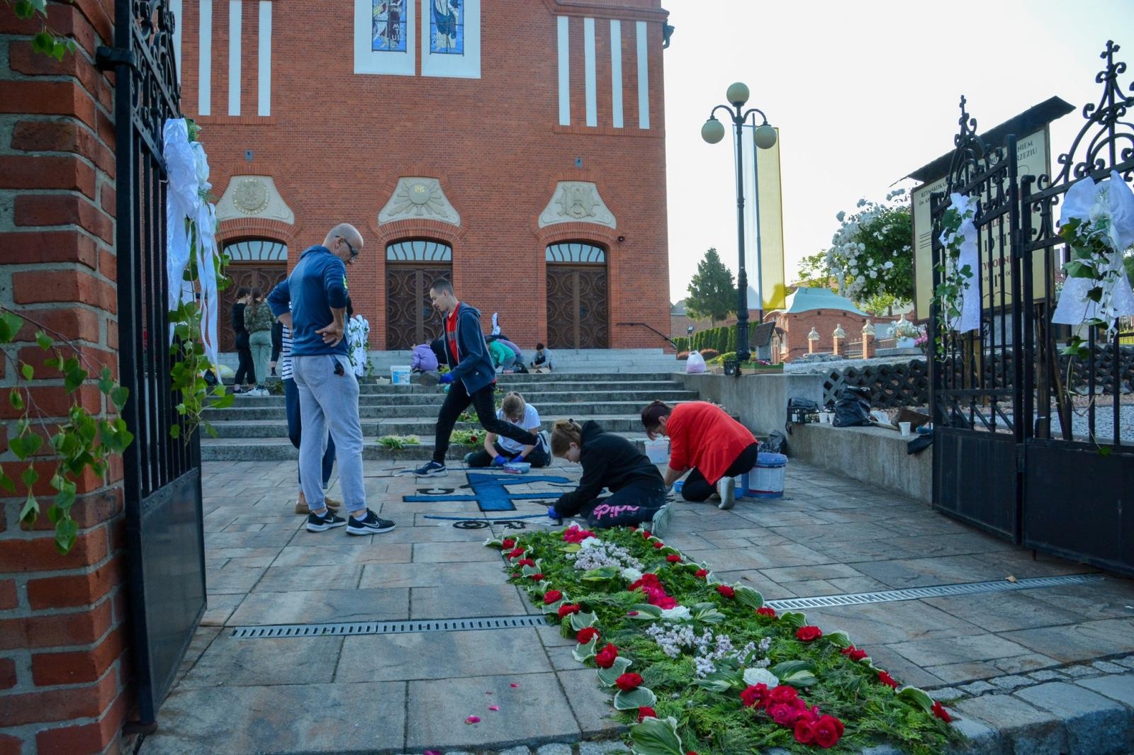Zdjęcie w galerii na portalu naszraciborz.pl: Racibórz i powiat gotowy na Boże Ciało. Procesje, kwietne dywany i nowa trasa w parafii WNMP [FOTO i WIDEO] wiadomości z regionu