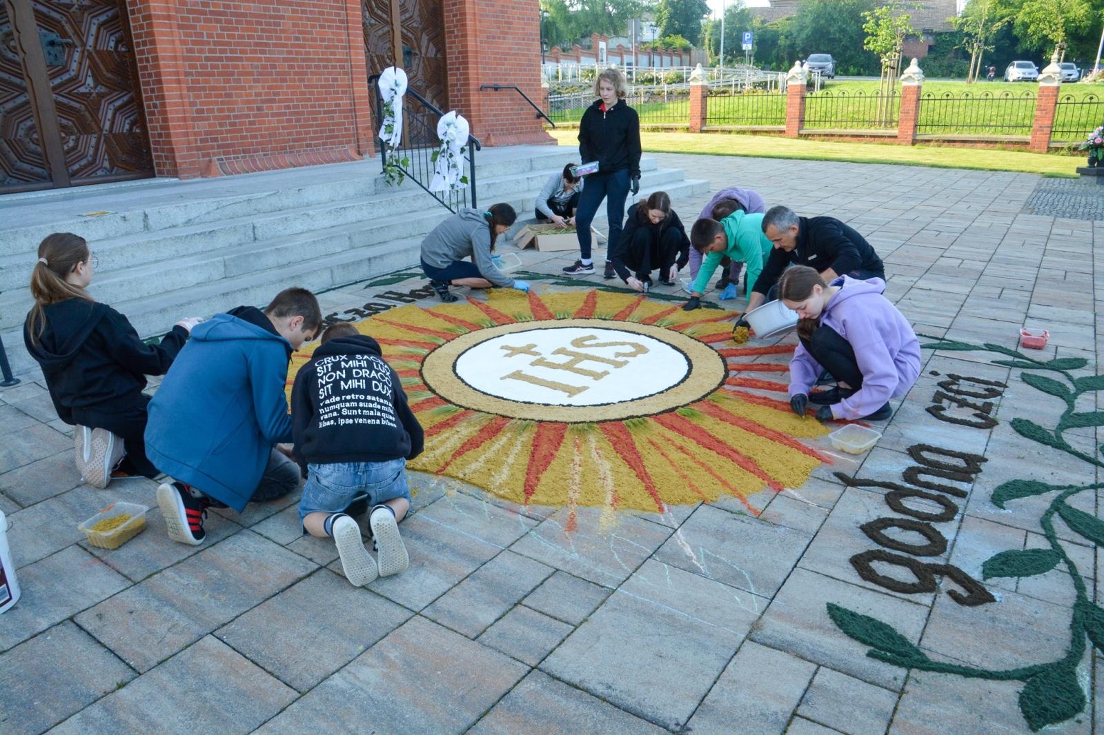 Zdjęcie w galerii na portalu naszraciborz.pl: Racibórz i powiat gotowy na Boże Ciało. Procesje, kwietne dywany i nowa trasa w parafii WNMP [FOTO i WIDEO] wiadomości z regionu