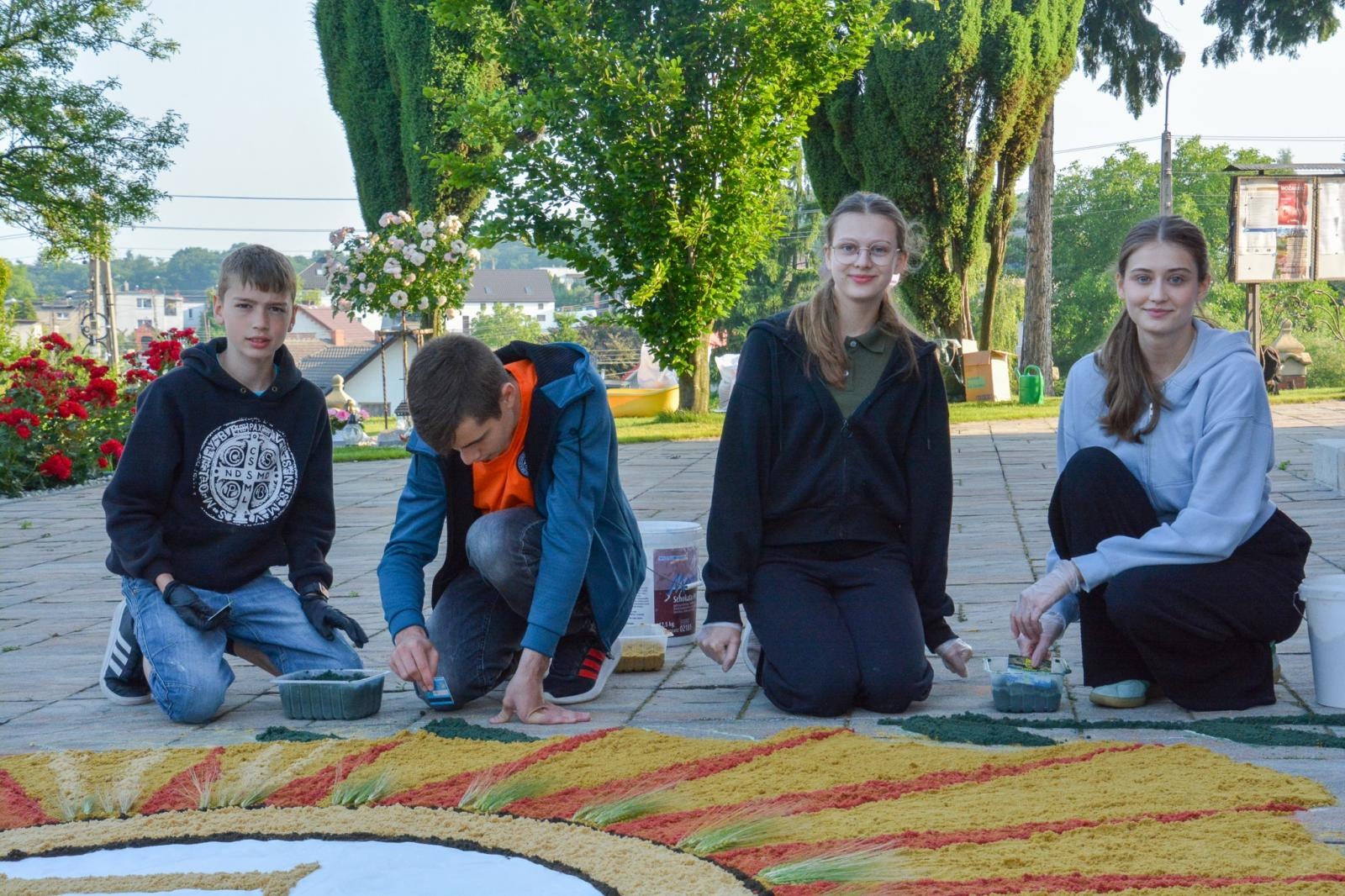 Zdjęcie w galerii na portalu naszraciborz.pl: Racibórz i powiat gotowy na Boże Ciało. Procesje, kwietne dywany i nowa trasa w parafii WNMP [FOTO i WIDEO] wiadomości z regionu