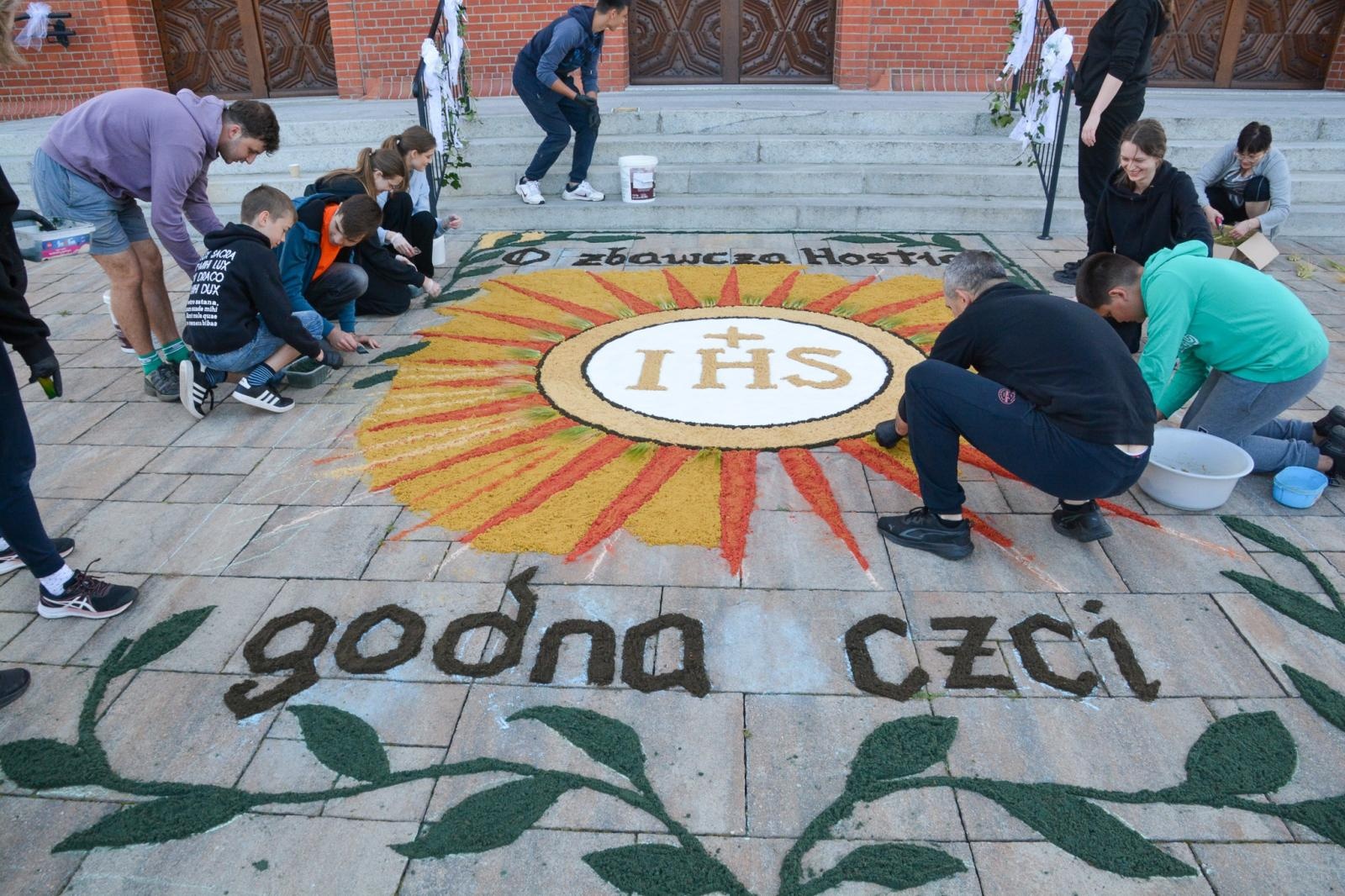 Zdjęcie w galerii na portalu naszraciborz.pl: Racibórz i powiat gotowy na Boże Ciało. Procesje, kwietne dywany i nowa trasa w parafii WNMP [FOTO i WIDEO] wiadomości z regionu