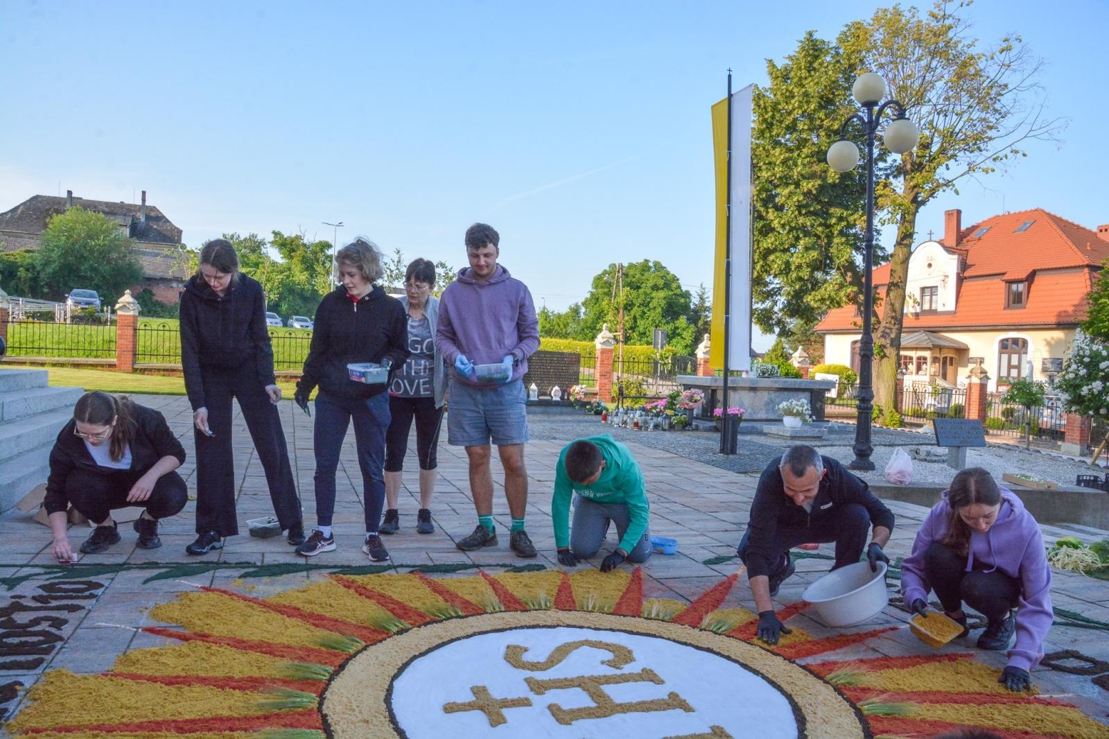 Zdjęcie w galerii na portalu naszraciborz.pl: Racibórz i powiat gotowy na Boże Ciało. Procesje, kwietne dywany i nowa trasa w parafii WNMP [FOTO i WIDEO] wiadomości z regionu