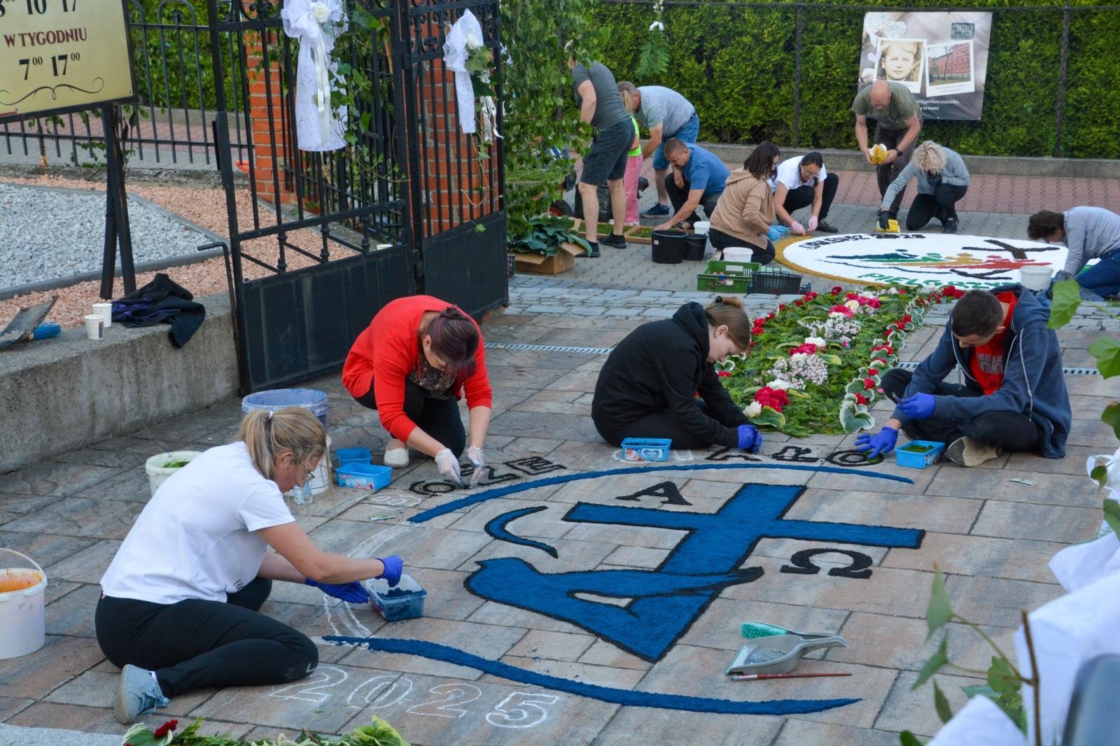 Zdjęcie w galerii na portalu naszraciborz.pl: Racibórz i powiat gotowy na Boże Ciało. Procesje, kwietne dywany i nowa trasa w parafii WNMP [FOTO i WIDEO] wiadomości z regionu