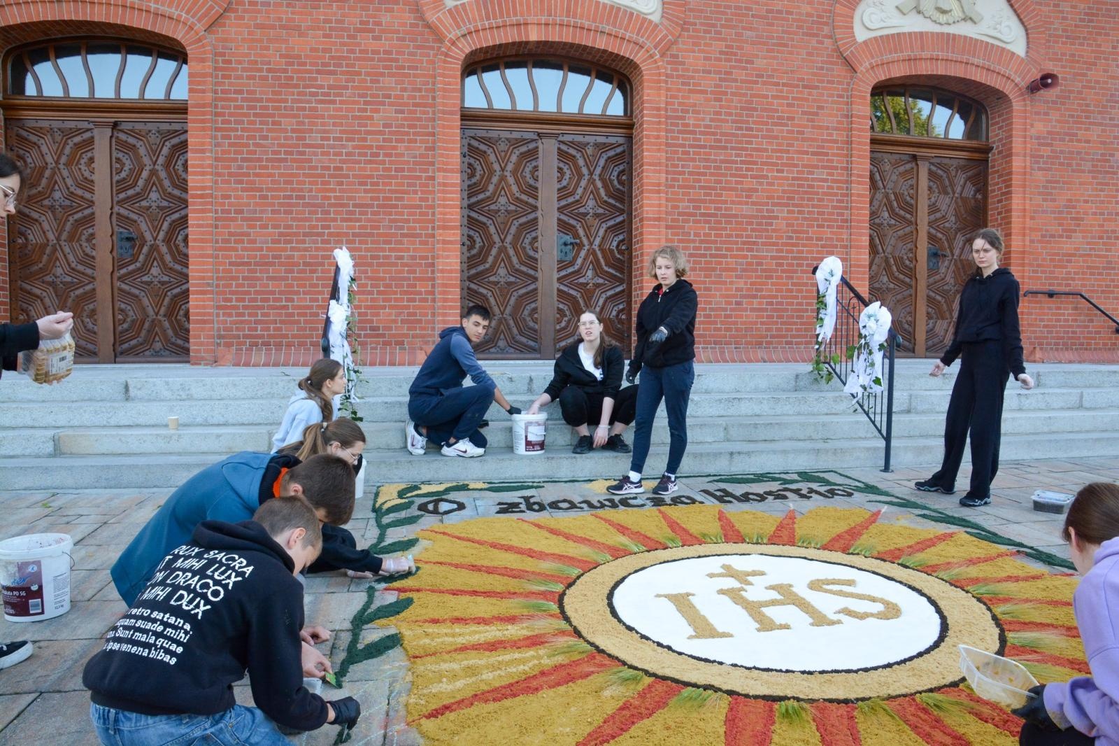 Zdjęcie w galerii na portalu naszraciborz.pl: Racibórz i powiat gotowy na Boże Ciało. Procesje, kwietne dywany i nowa trasa w parafii WNMP [FOTO i WIDEO] wiadomości z regionu