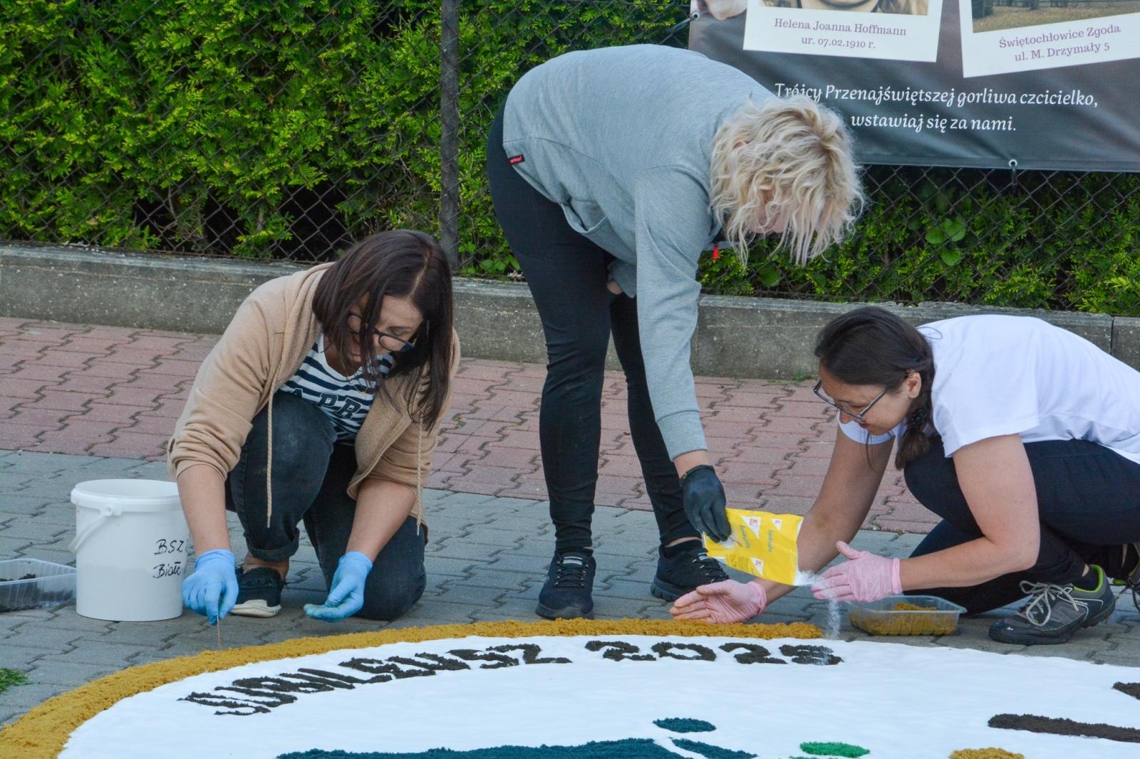 Zdjęcie w galerii na portalu naszraciborz.pl: Racibórz i powiat gotowy na Boże Ciało. Procesje, kwietne dywany i nowa trasa w parafii WNMP [FOTO i WIDEO] wiadomości z regionu