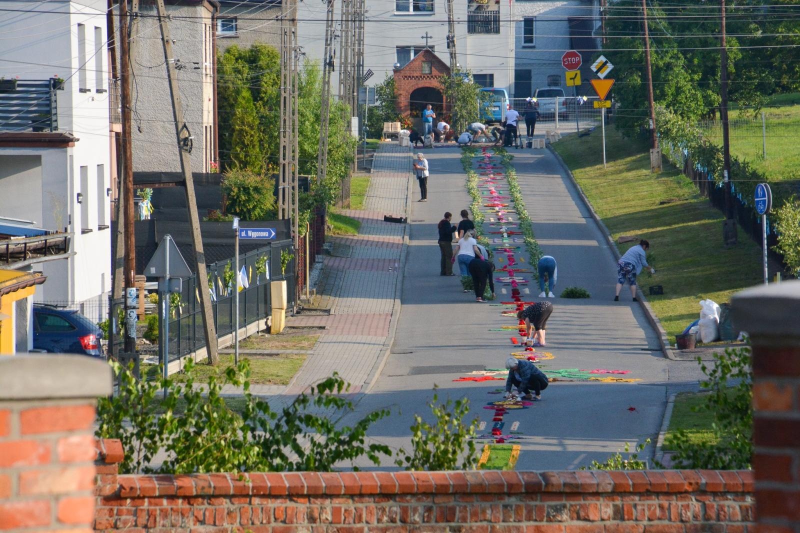 Zdjęcie w galerii na portalu naszraciborz.pl: Racibórz i powiat gotowy na Boże Ciało. Procesje, kwietne dywany i nowa trasa w parafii WNMP [FOTO i WIDEO] wiadomości z regionu