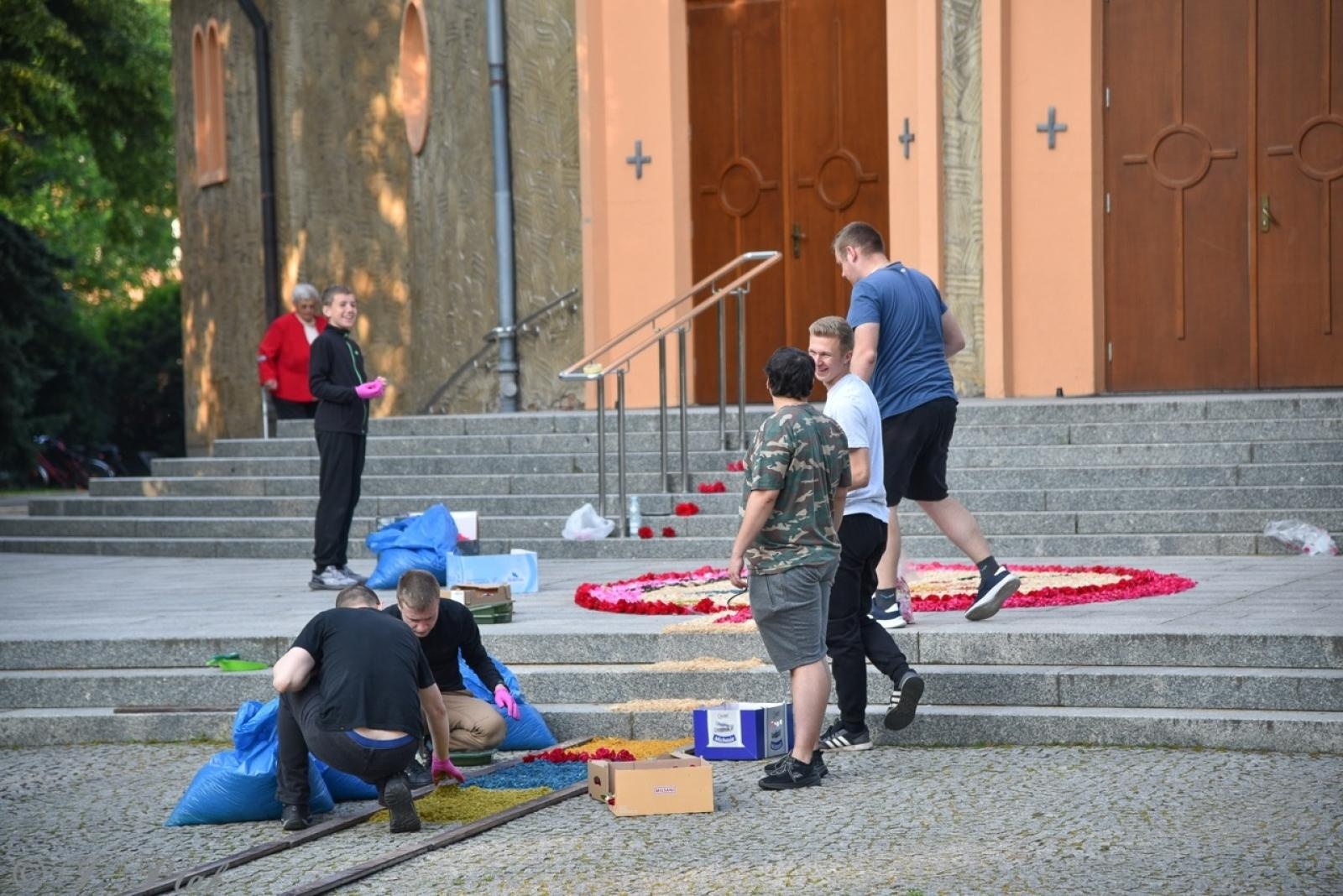 Zdjęcie w galerii na portalu naszraciborz.pl: Racibórz i powiat gotowy na Boże Ciało. Procesje, kwietne dywany i nowa trasa w parafii WNMP [FOTO i WIDEO] wiadomości z regionu