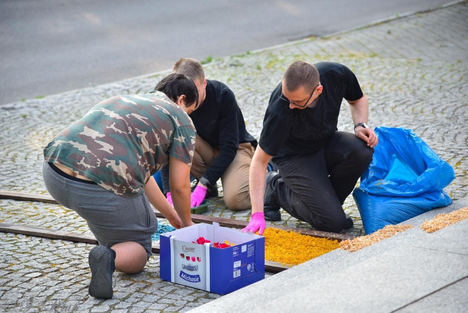 Zdjęcie w galerii na portalu naszraciborz.pl: Racibórz i powiat gotowy na Boże Ciało. Procesje, kwietne dywany i nowa trasa w parafii WNMP [FOTO i WIDEO] wiadomości z regionu