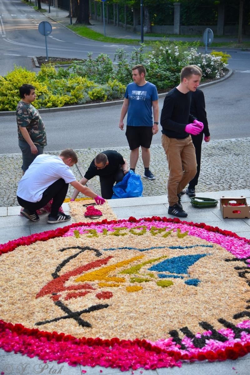 Zdjęcie w galerii na portalu naszraciborz.pl: Racibórz i powiat gotowy na Boże Ciało. Procesje, kwietne dywany i nowa trasa w parafii WNMP [FOTO i WIDEO] wiadomości z regionu